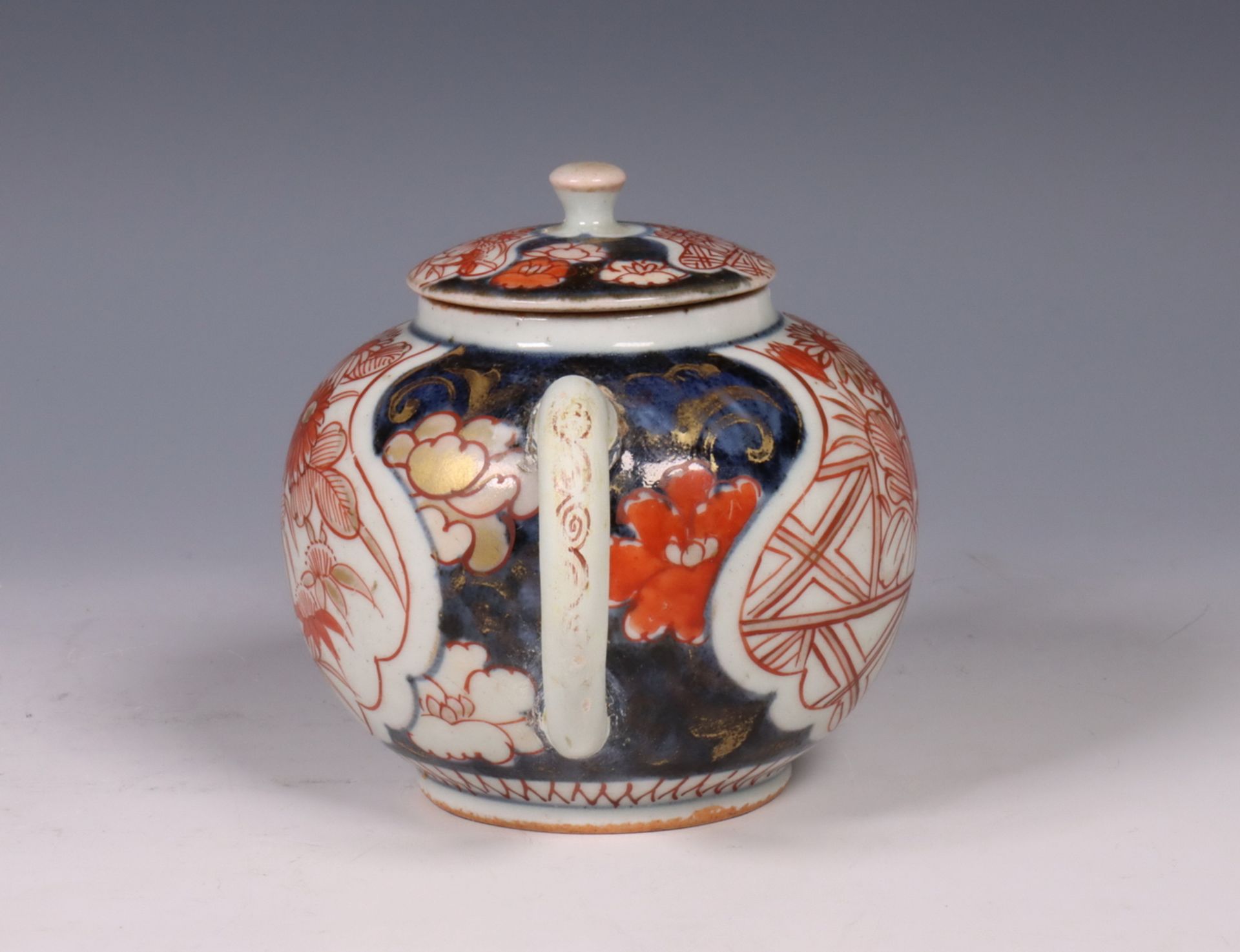 Japan, Imari porseleinen theepot en deksel, 18e eeuw, - Image 3 of 7