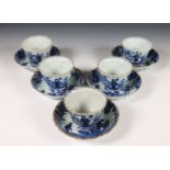 Japan, set van vijf blauw-wit porseleinen koppen en schotels, 18e eeuw,