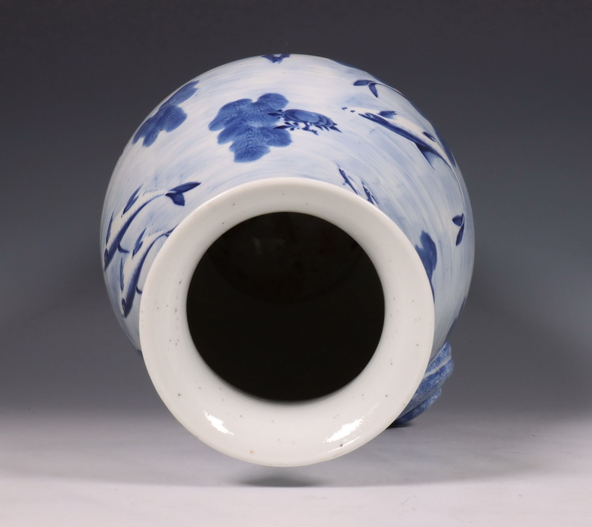 Japan, blauw-wit porseleinen vaas, Taisho periode, ca. 1920, - Image 5 of 6