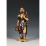 Japan, geglazuurd aardewerken figuur van een man, 20e eeuw,