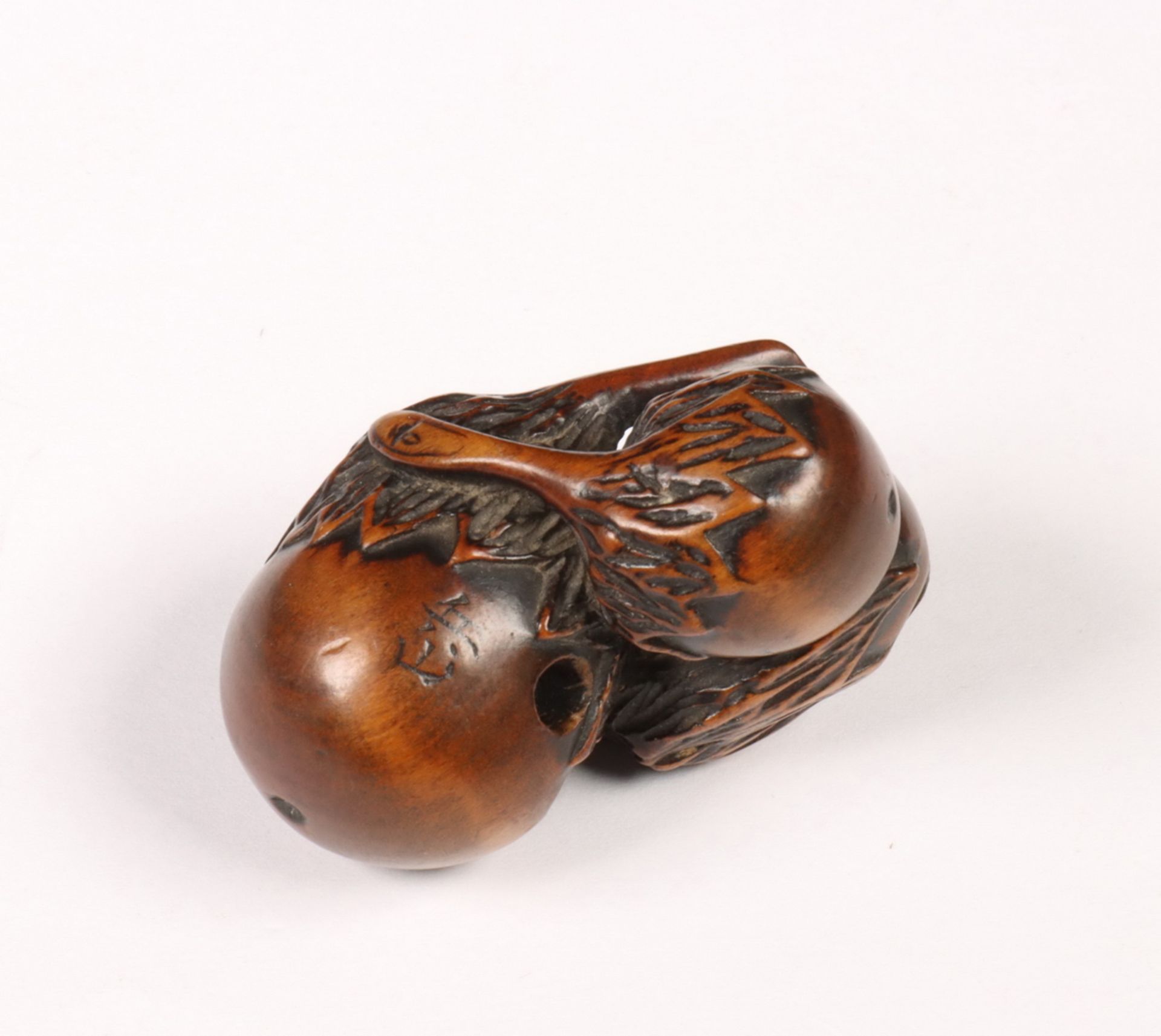 Japan, palmhouten netsuke van drie nasubi, 19e eeuw, - Image 2 of 7