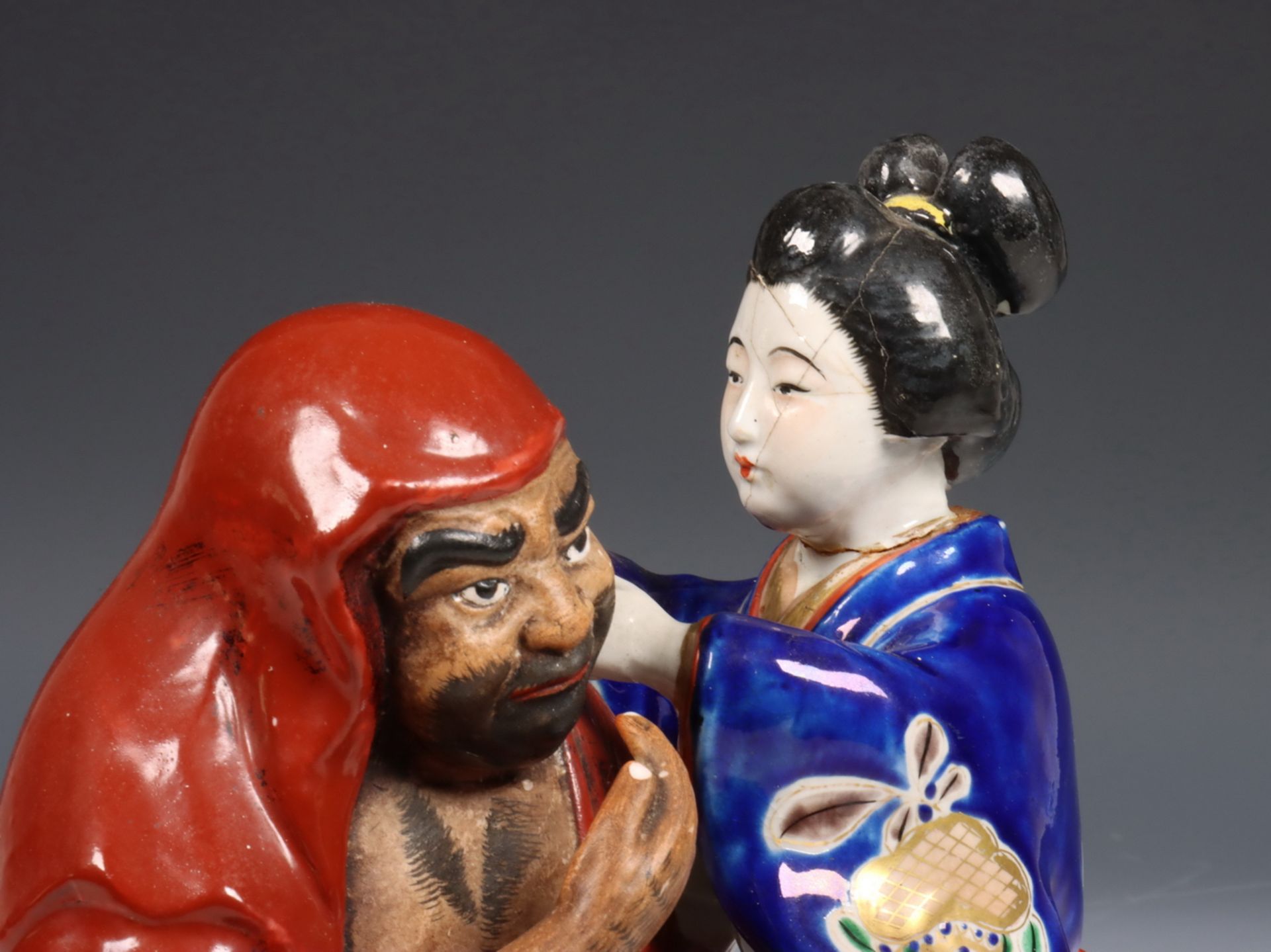Japan, aardewerken figurengroep van geisha met Durama, 20e eeuw, - Image 2 of 7
