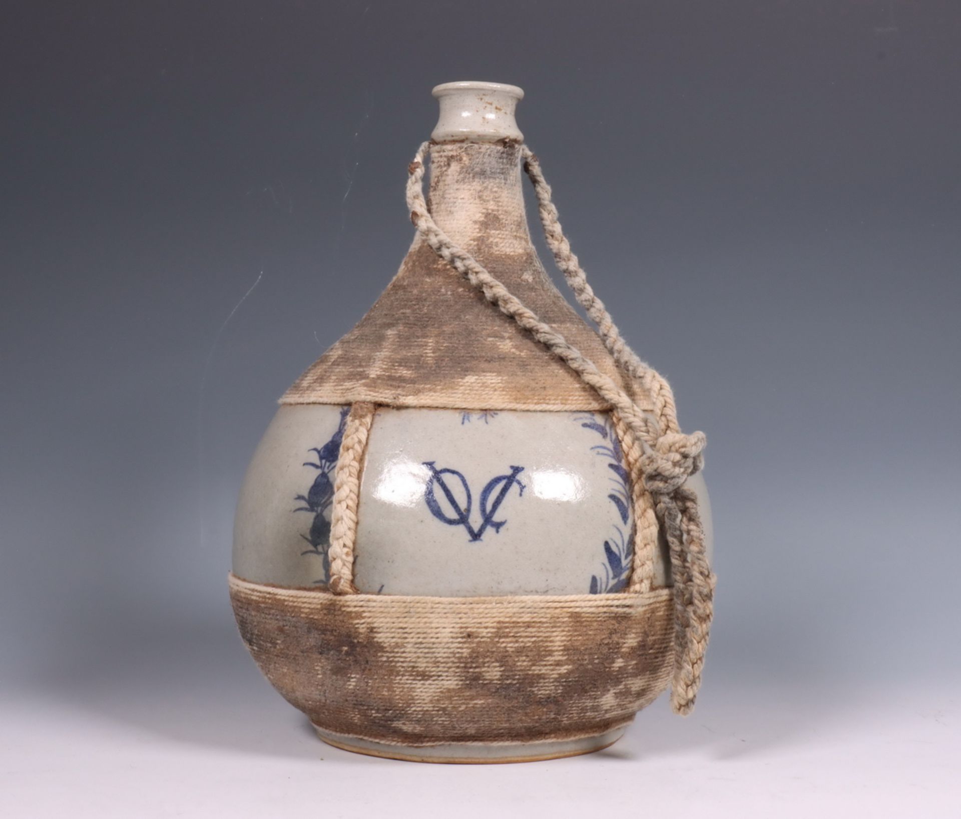 Japan, Arita blauw-wit porseleinen " VOC" fles, 18e eeuw,