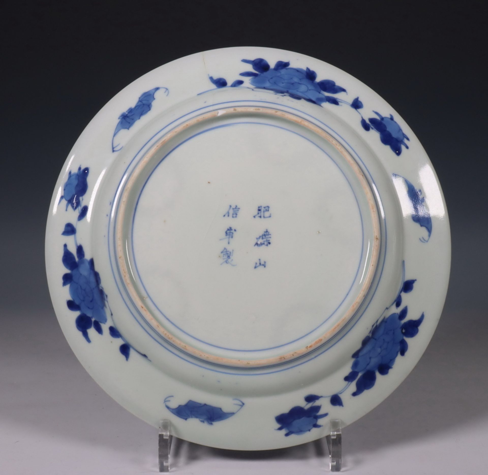 Japan, set van zes blauw-wit porseleinen borden, Meiji periode (1868-1912), - Image 3 of 3