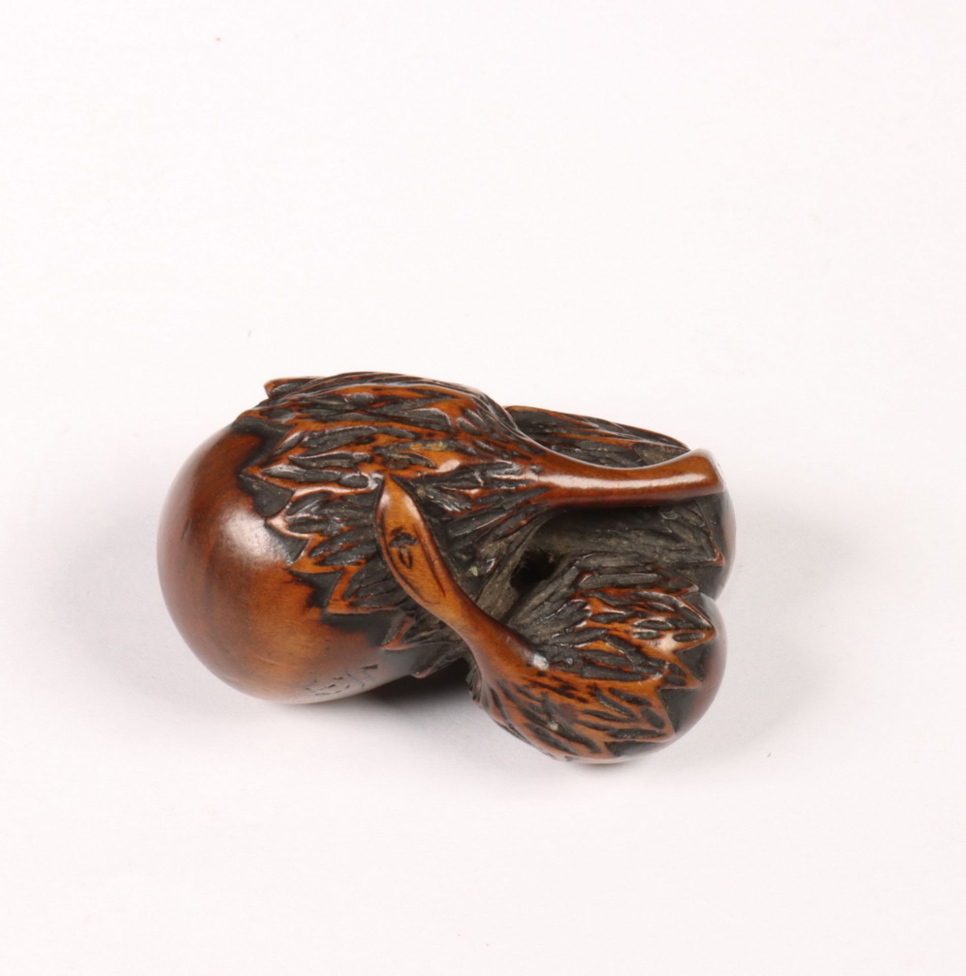 Japan, palmhouten netsuke van drie nasubi, 19e eeuw, - Image 5 of 7