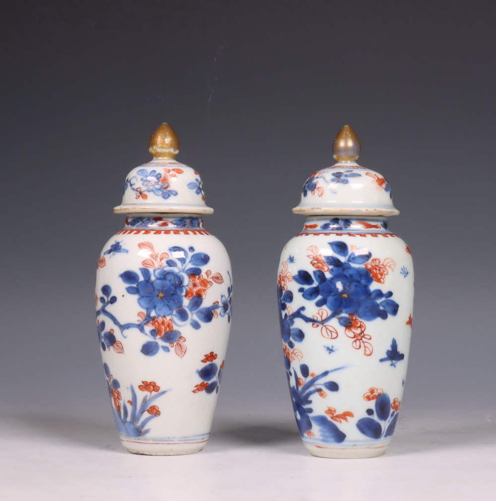 Japan, paar Imari porseleinen dekselvaasjes, 18e eeuw, - Image 3 of 7