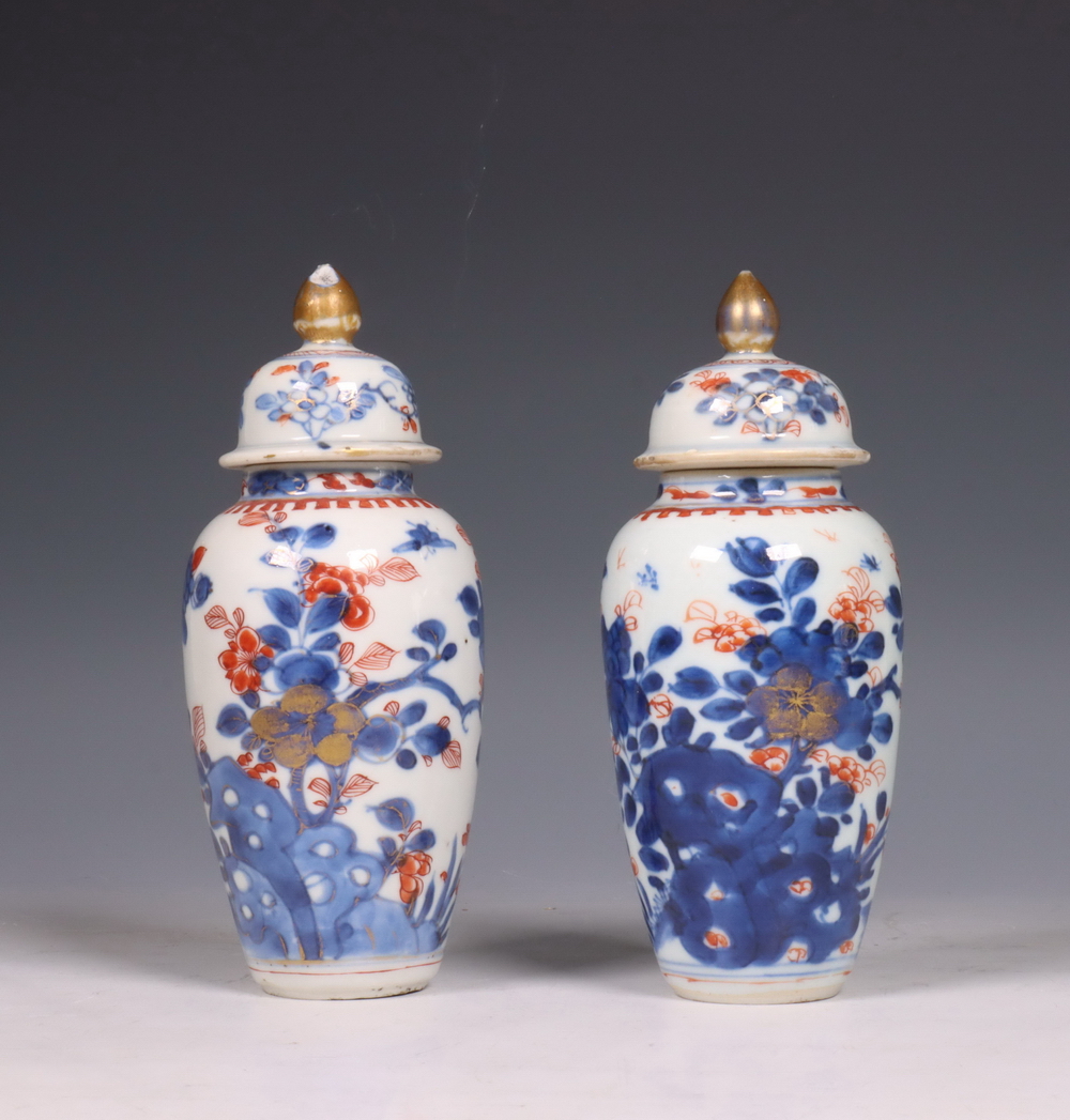 Japan, paar Imari porseleinen dekselvaasjes, 18e eeuw,
