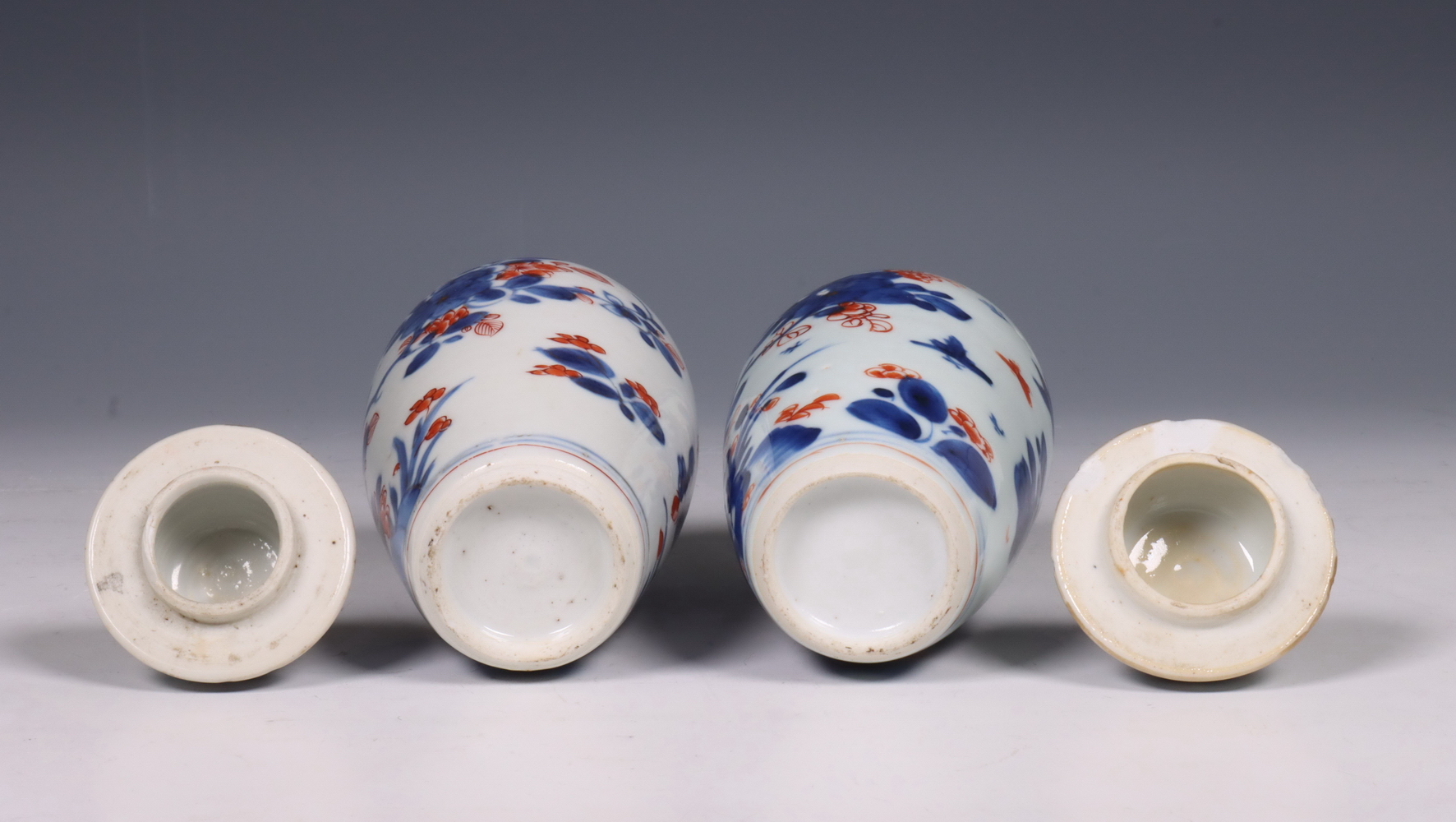 Japan, paar Imari porseleinen dekselvaasjes, 18e eeuw, - Image 7 of 7