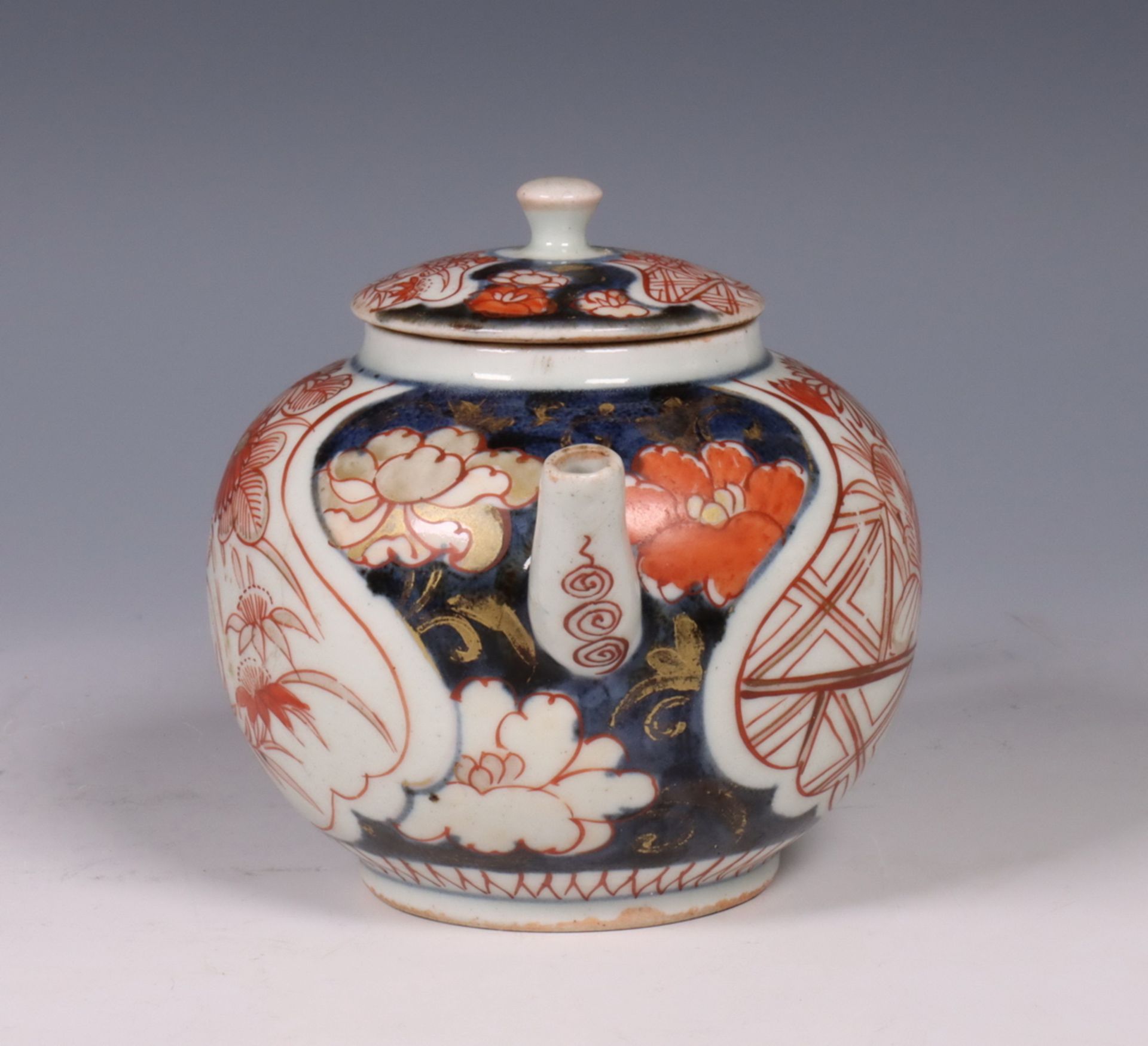 Japan, Imari porseleinen theepot en deksel, 18e eeuw, - Image 5 of 7