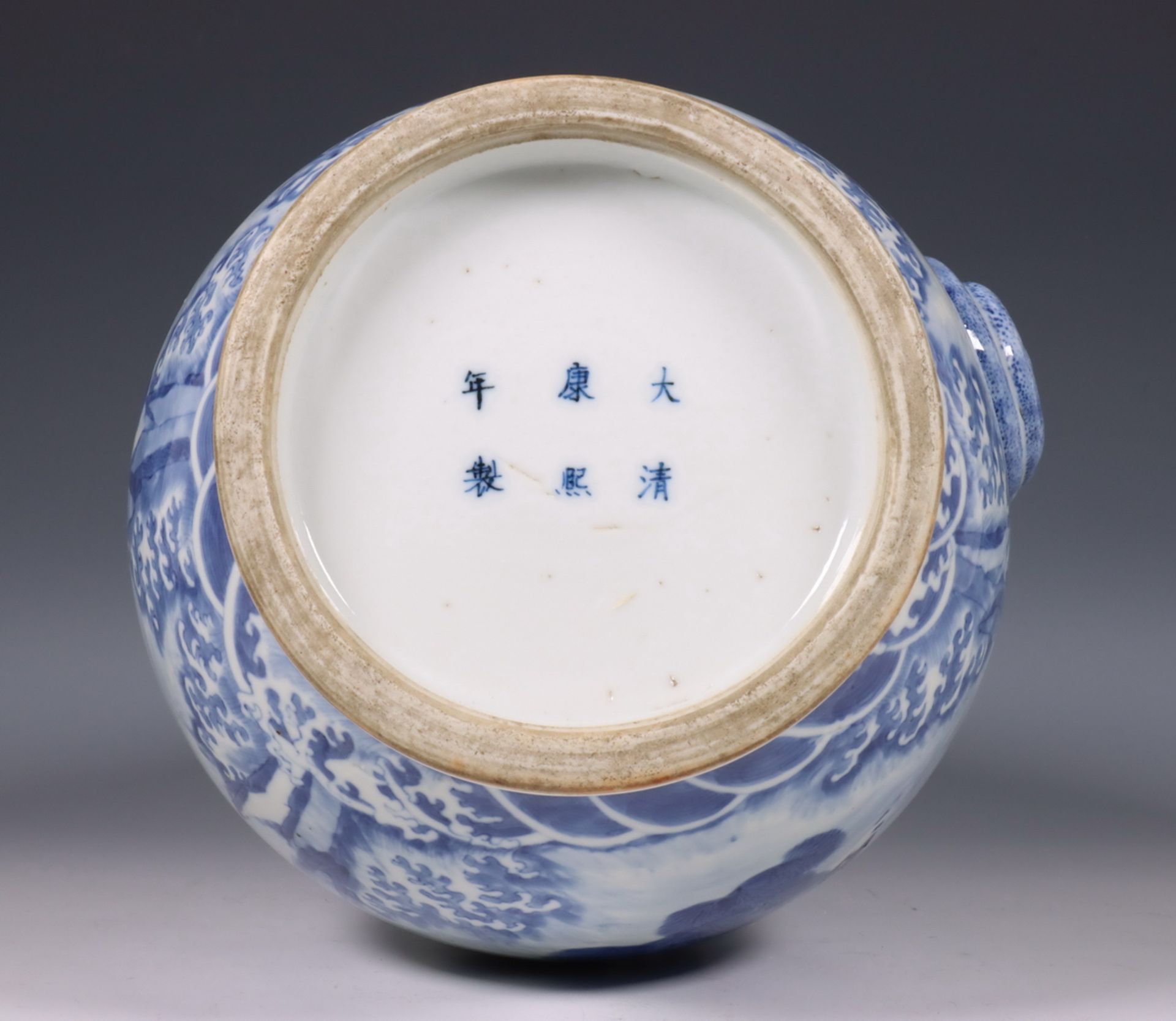 Japan, blauw-wit porseleinen vaas, Taisho periode, ca. 1920, - Image 6 of 6