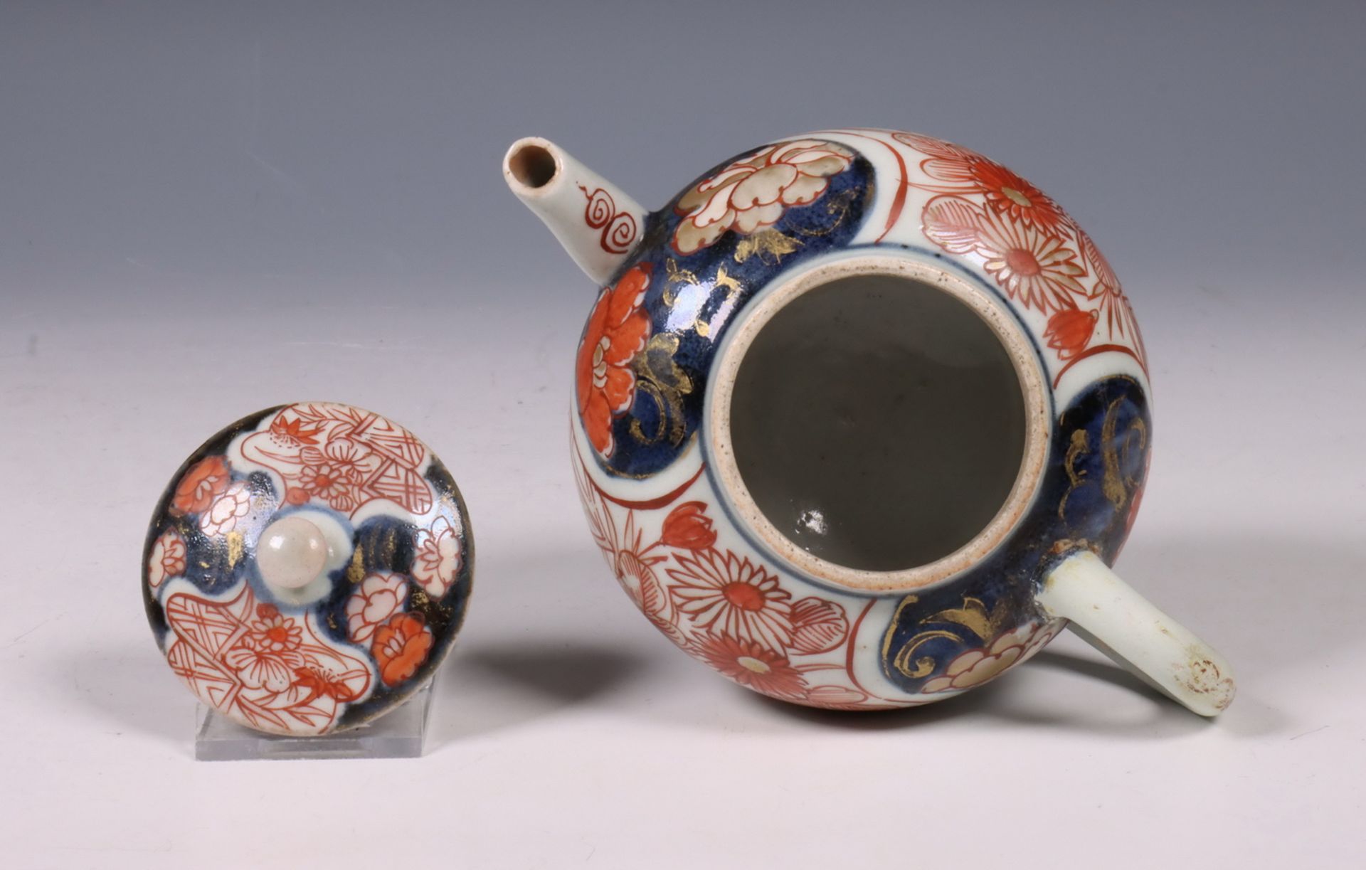 Japan, Imari porseleinen theepot en deksel, 18e eeuw, - Image 6 of 7