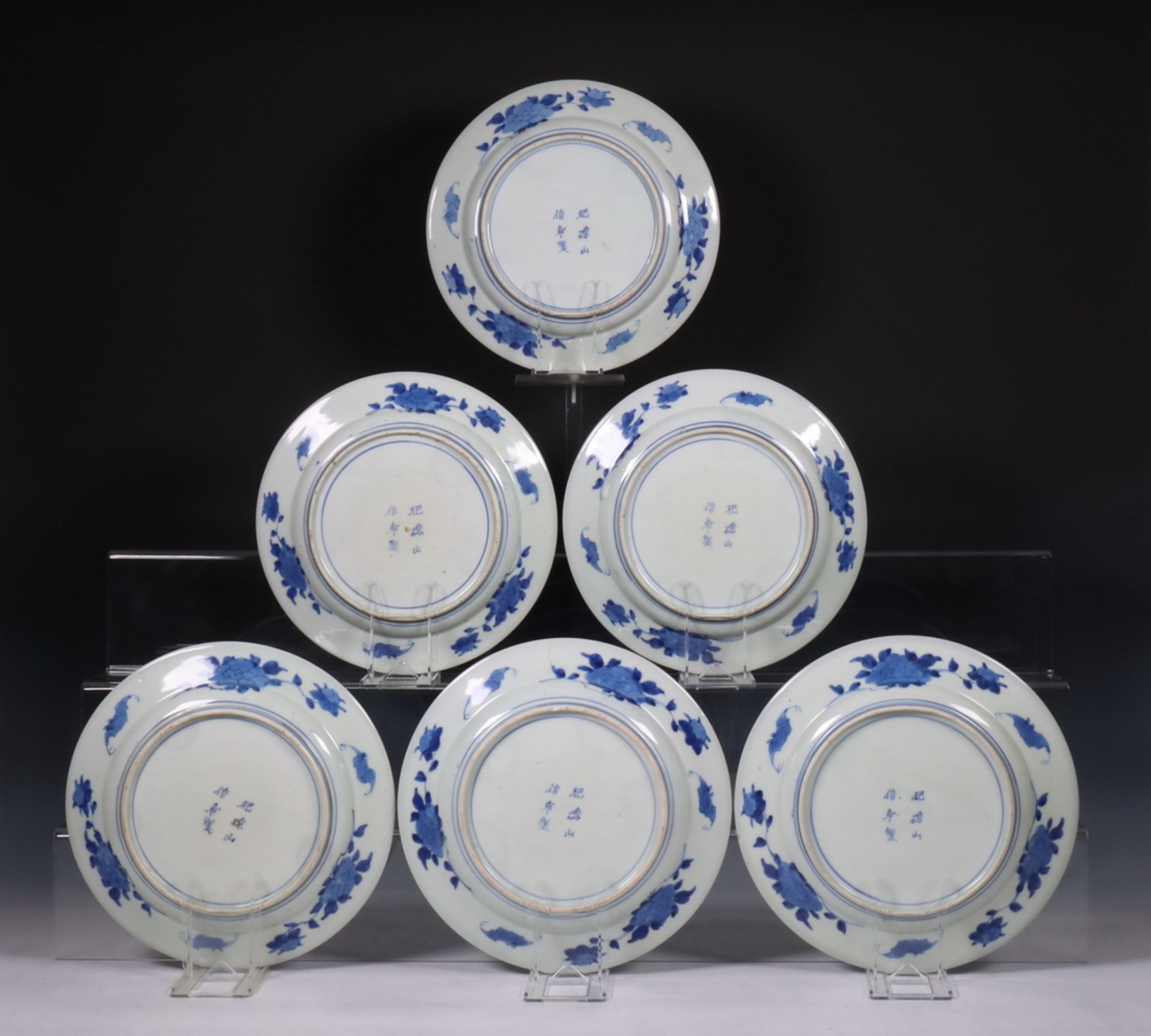 Japan, set van zes blauw-wit porseleinen borden, Meiji periode (1868-1912), - Image 2 of 3