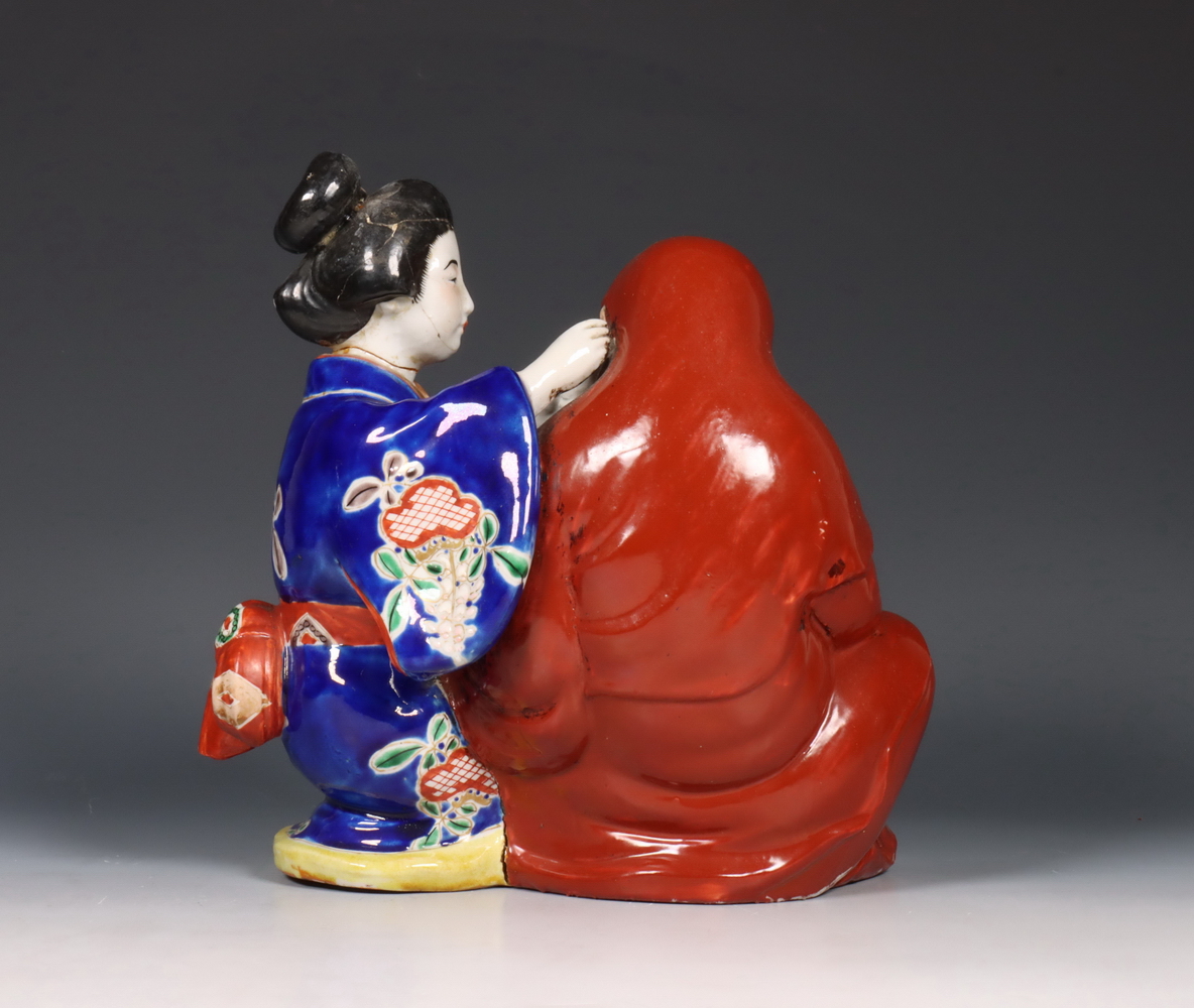 Japan, aardewerken figurengroep van geisha met Durama, 20e eeuw, - Image 4 of 7