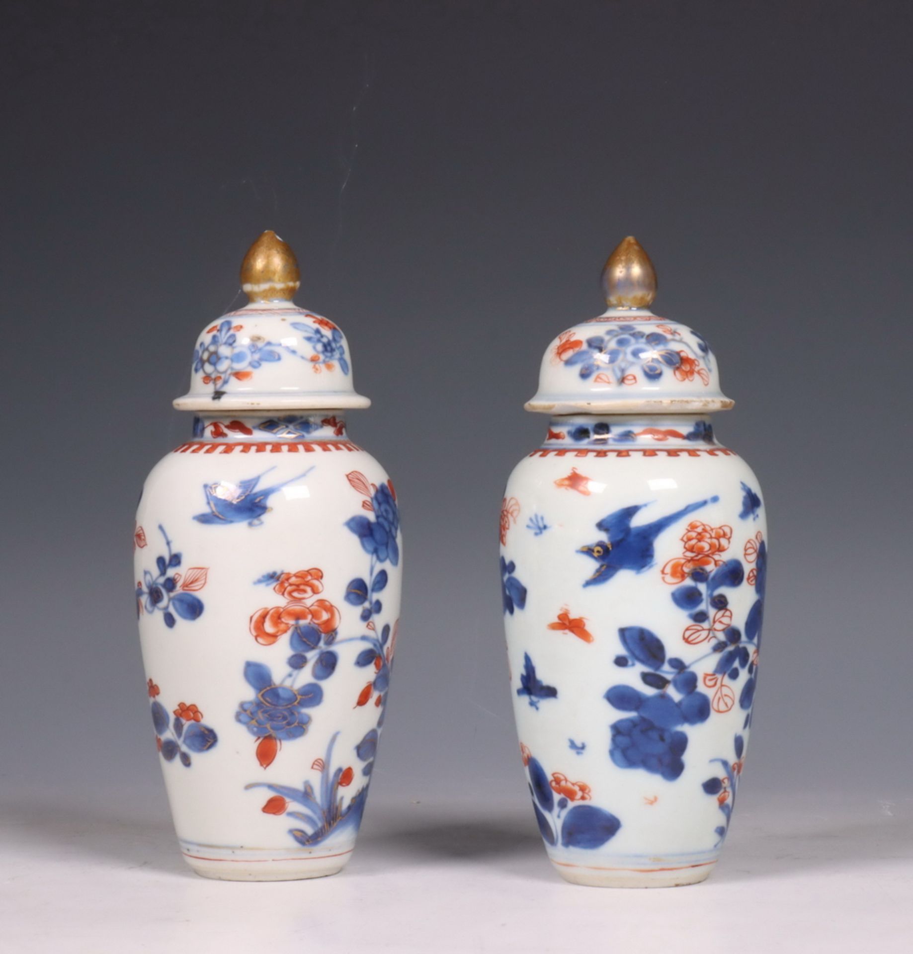 Japan, paar Imari porseleinen dekselvaasjes, 18e eeuw, - Image 4 of 7