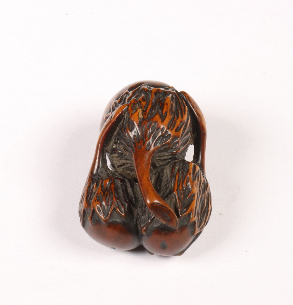 Japan, palmhouten netsuke van drie nasubi, 19e eeuw, - Image 6 of 7