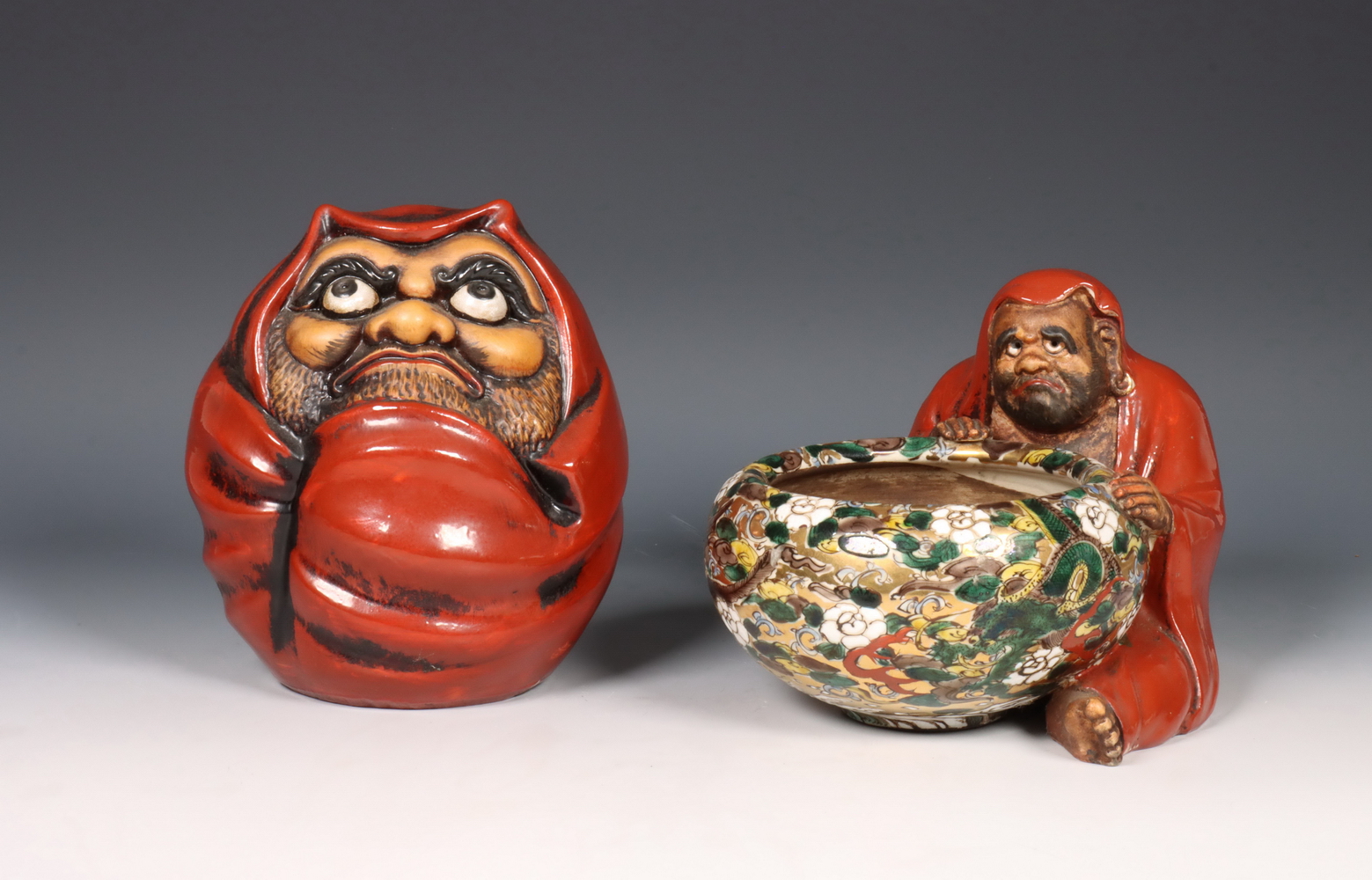 Japan, twee aardewerk figuren van Daruma, 20e eeuw,