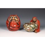 Japan, twee aardewerk figuren van Daruma, 20e eeuw,