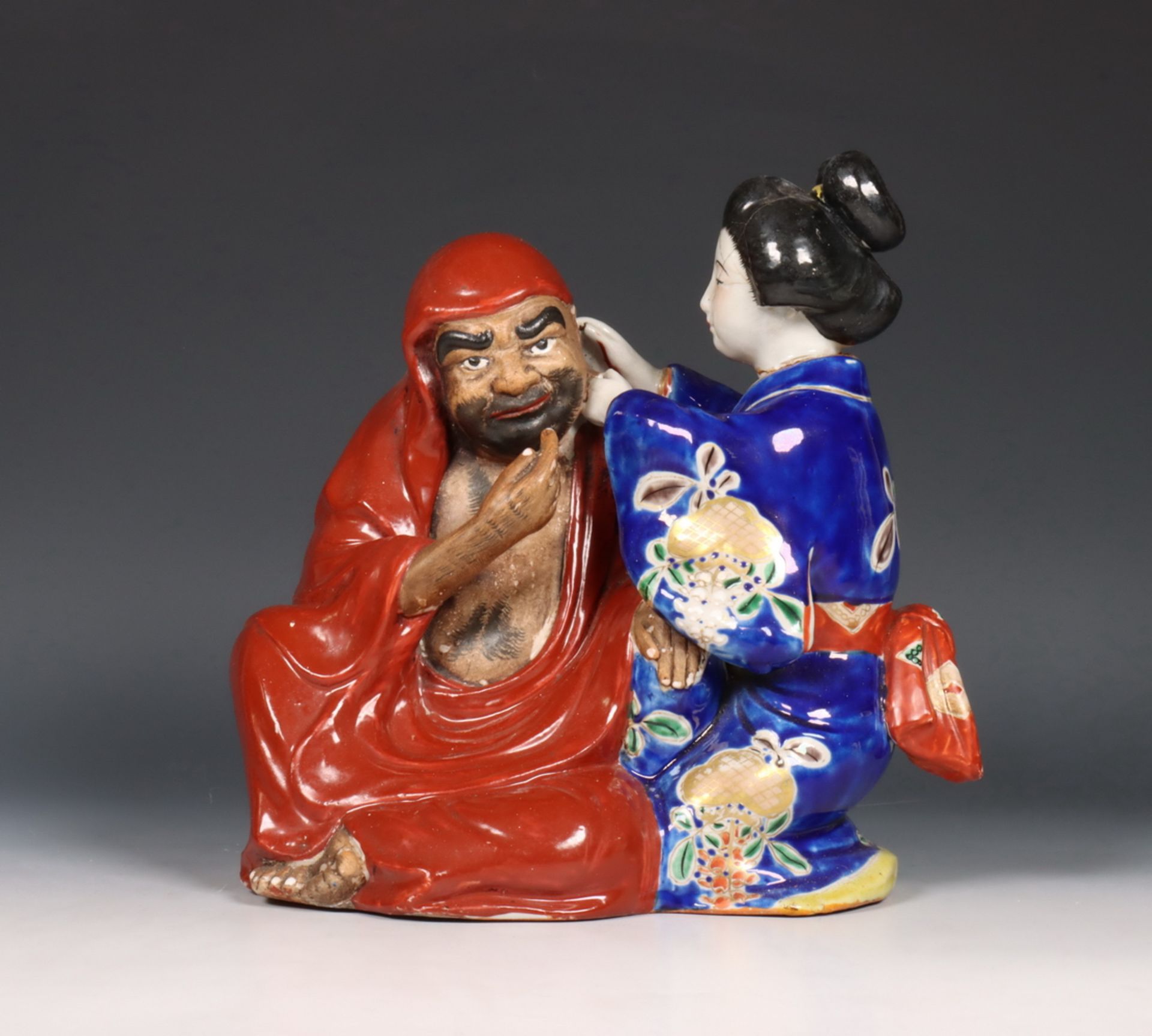 Japan, aardewerken figurengroep van geisha met Durama, 20e eeuw,