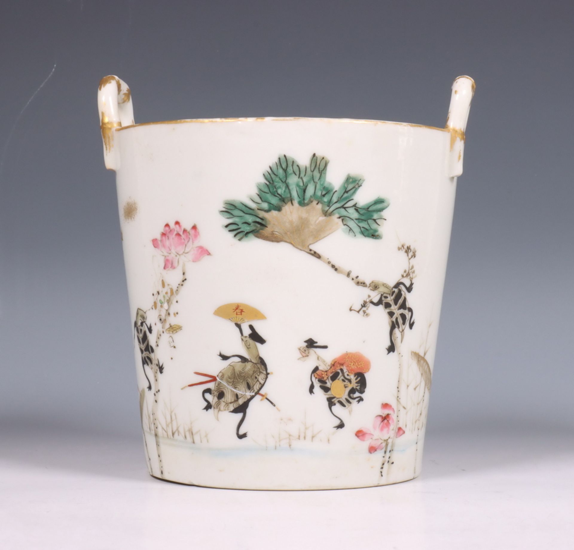 Japan, gekleurd porseleinen cachepot, Meiji periode (1868-1912), - Image 4 of 7