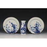 Japan, paar blauw-wit porseleinen borden en een vaasje, 19e-20e eeuw,