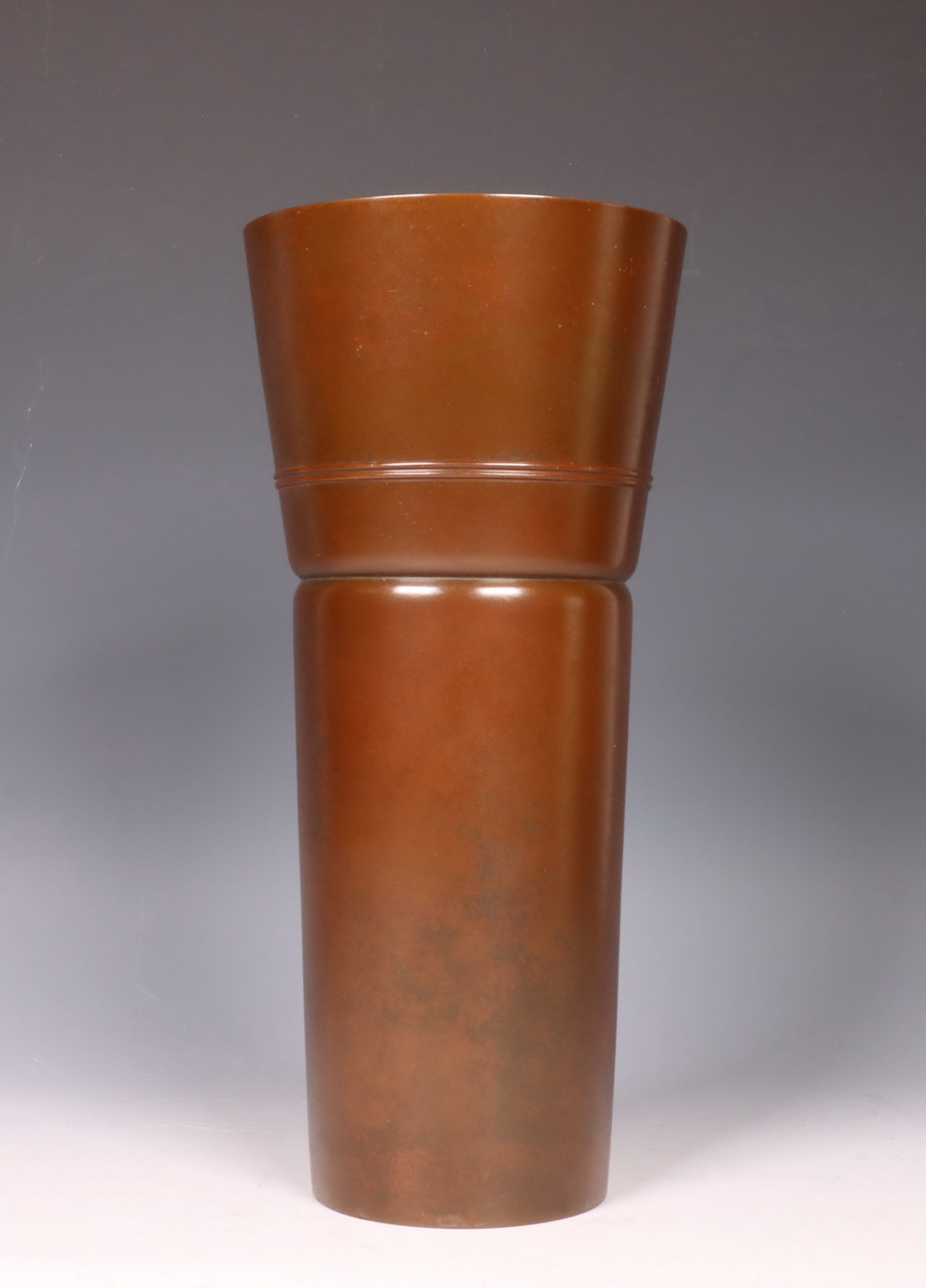 Japan, bruin gepatineerde bronzen vaas, gesigneerd Aida Tomiyasu (1901-1987), - Image 2 of 6