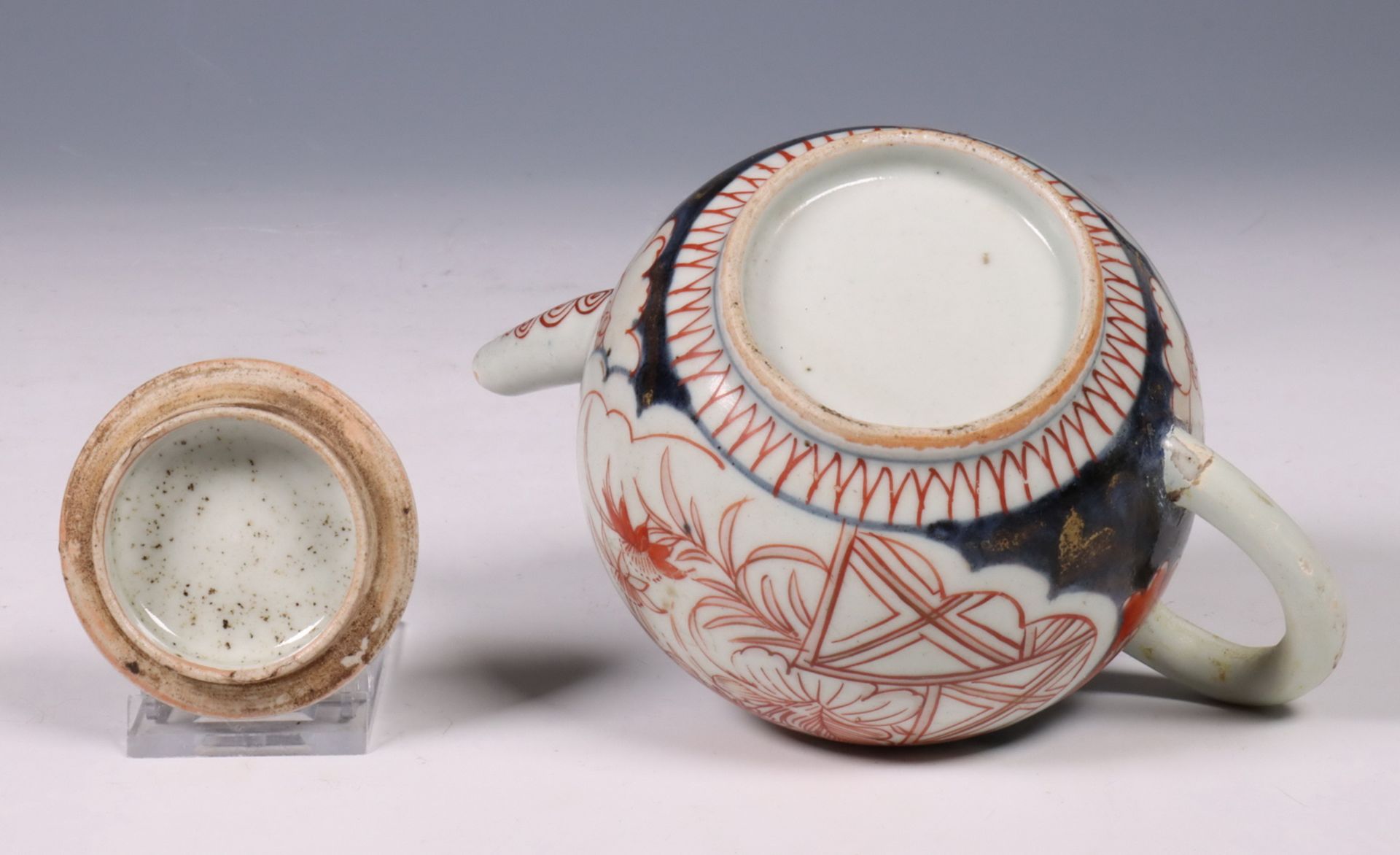 Japan, Imari porseleinen theepot en deksel, 18e eeuw, - Image 7 of 7