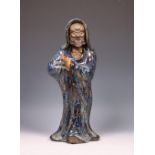 Japan, geglazuurd aardewerken figuur van een monnik, 20e eeuw,
