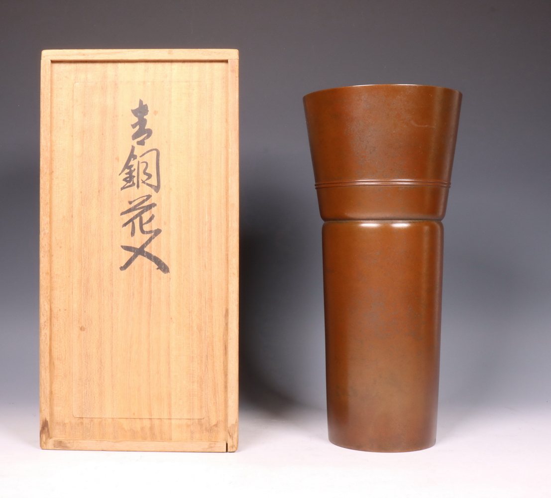 Japan, bruin gepatineerde bronzen vaas, gesigneerd Aida Tomiyasu (1901-1987), - Image 4 of 6