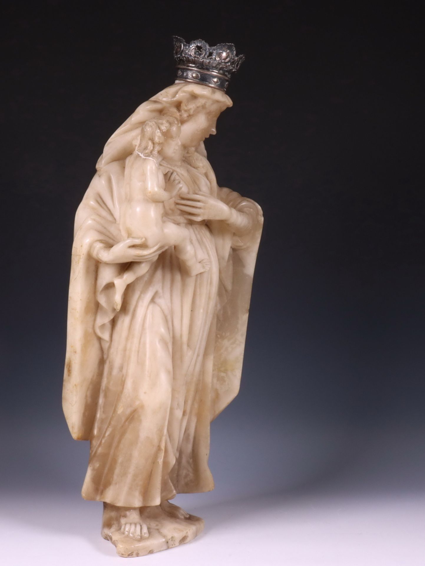 Italië, albasten sculptuur voorstellende Madonna en kind, 17e/18e eeuw. - Image 5 of 5