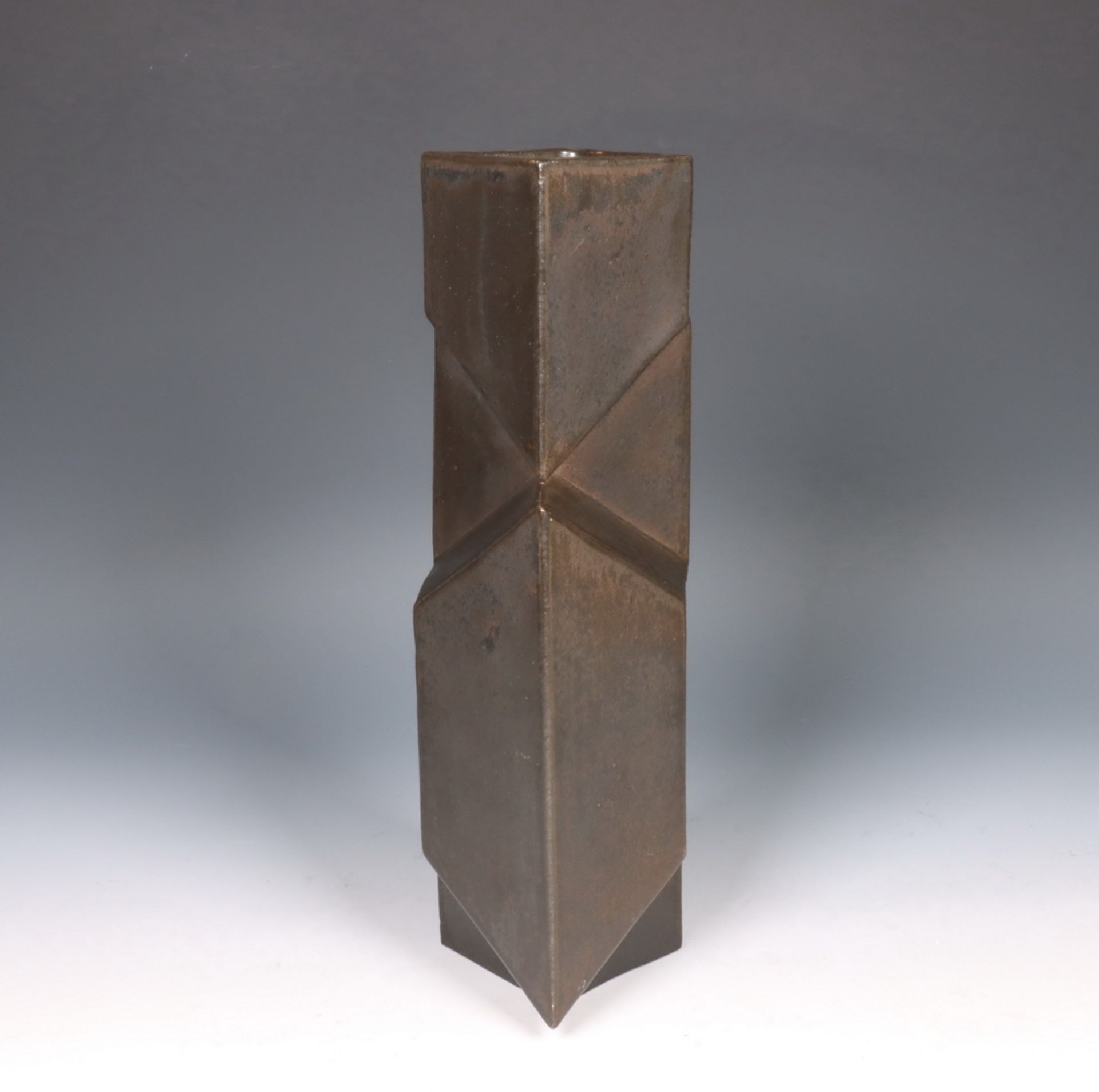 Jan van der Vaart (1931-2000), geometrische zwartgeglazuurde steengoed vaas, 1969. - Bild 4 aus 4