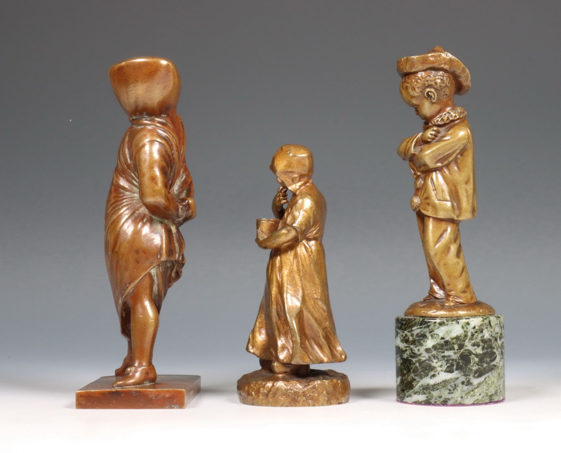 Drie lichtbruin gepatineerd bronzen sculpturen, 19e eeuw, - Image 3 of 7