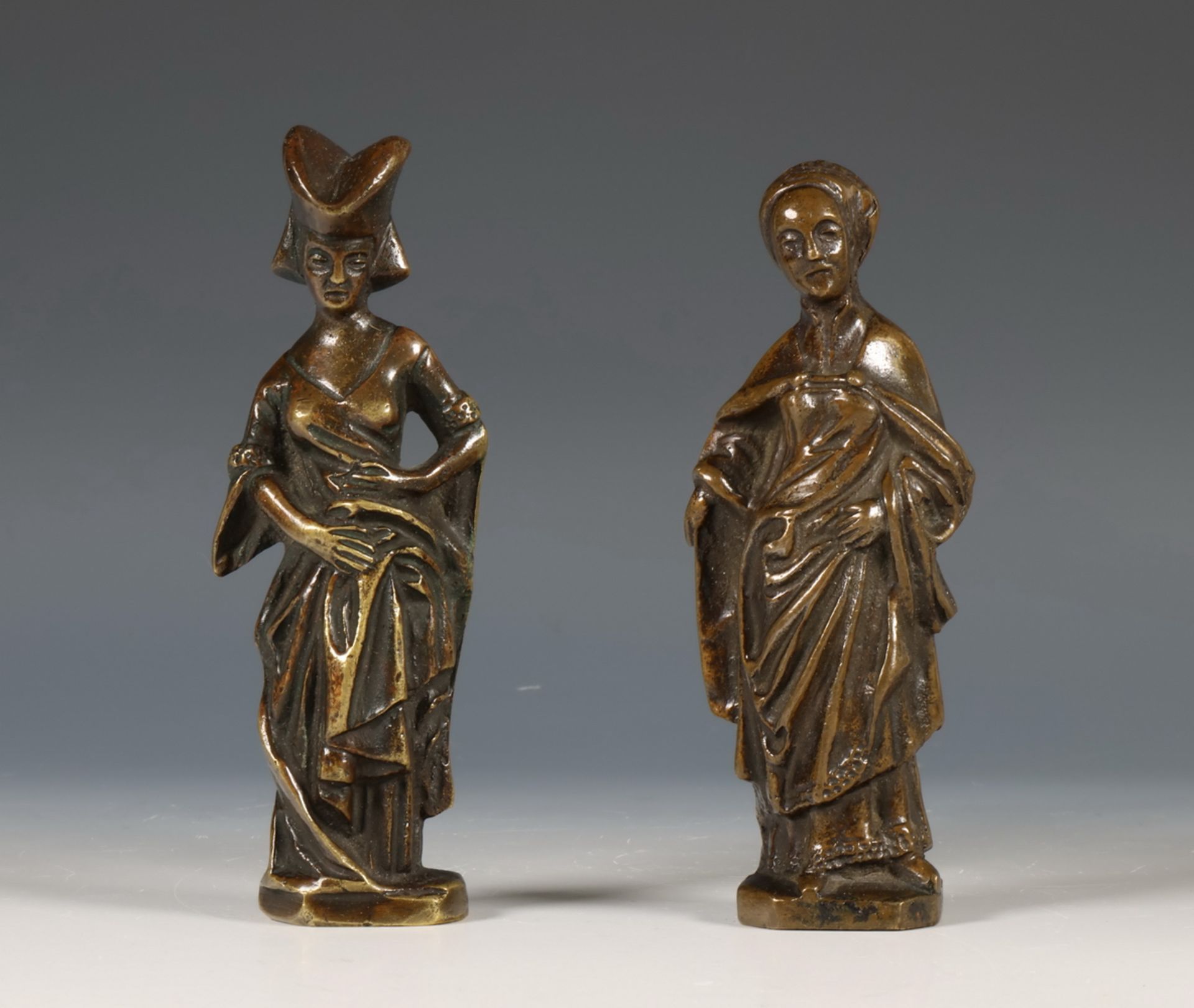 Paar bruin gepatineerd bronzen pleurantes in Middeleeuwse stijl, waarschijnlijk 18e eeuw