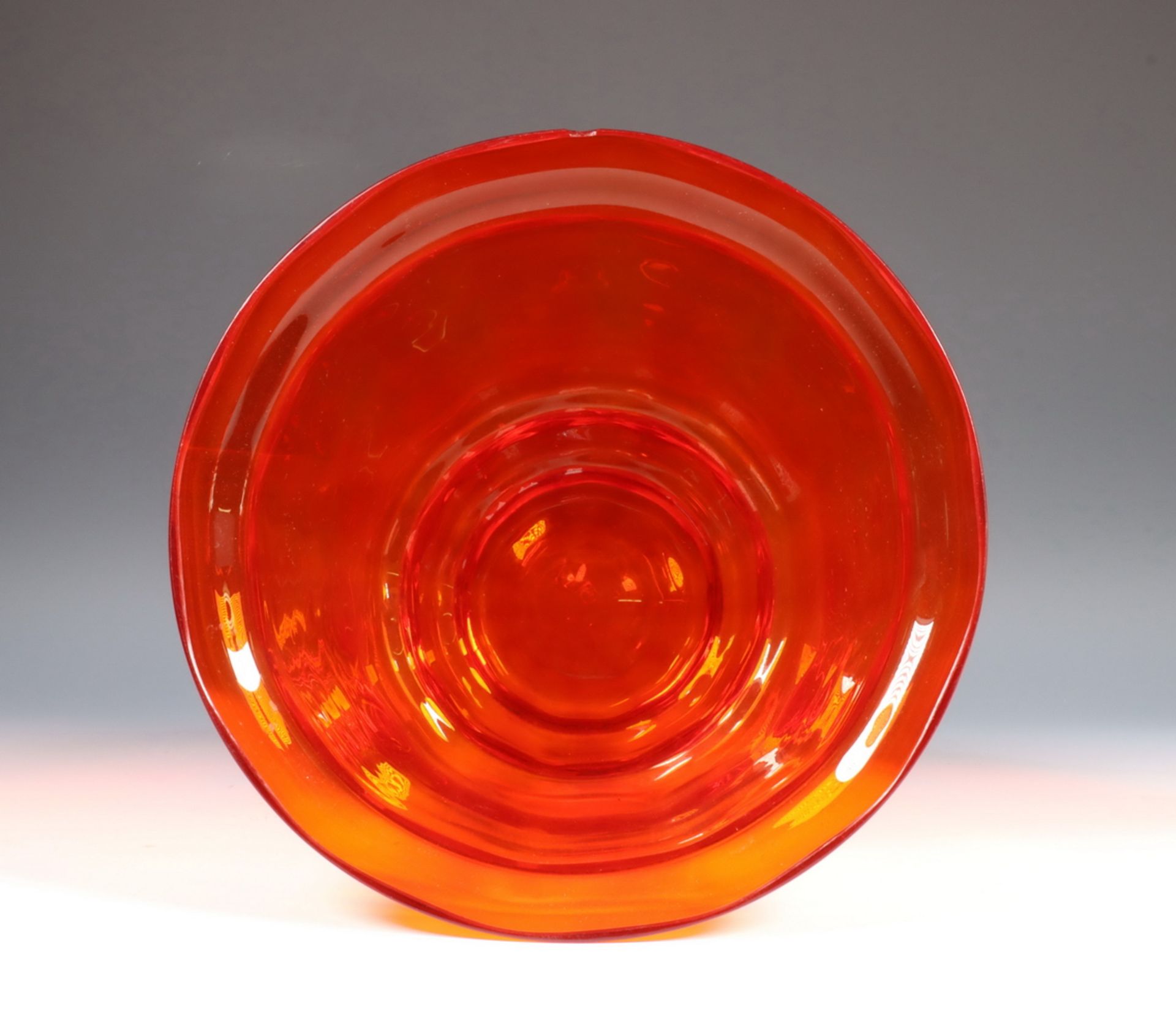 A. D. Copier (1901-1991), rood glazen vaas, ca. 1930, - Image 2 of 5