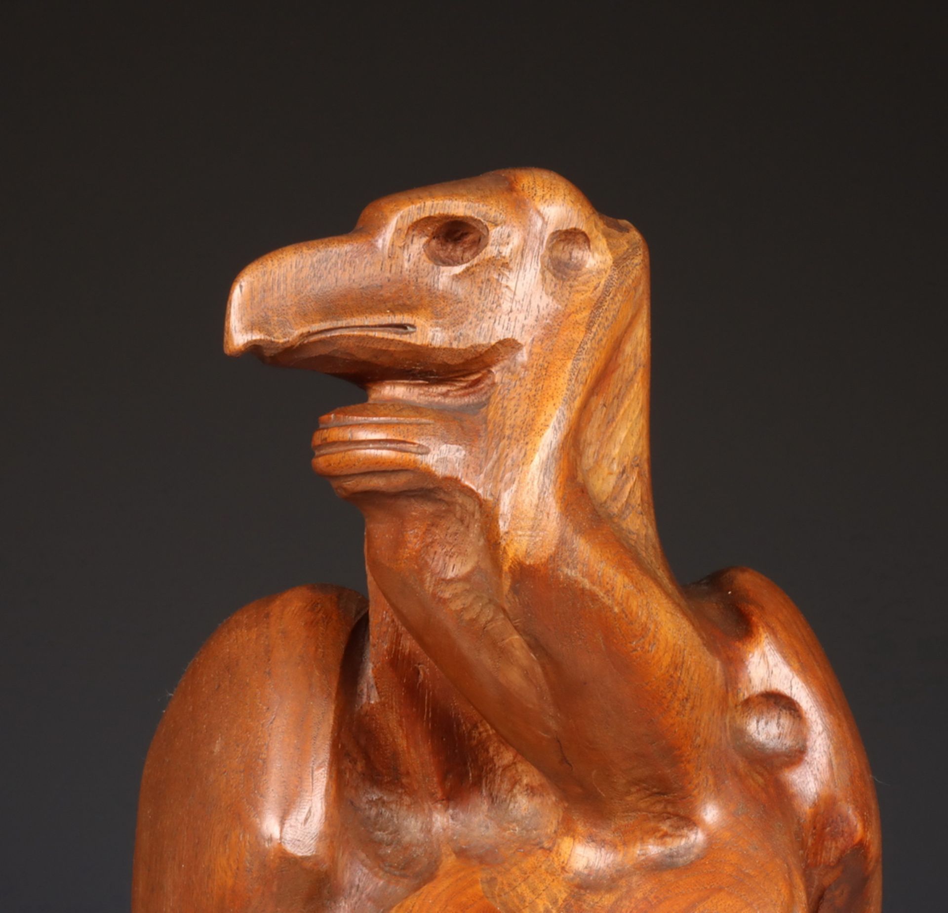 Hardhouten sculptuur voorstellende gier, ca. 1920, - Bild 6 aus 11