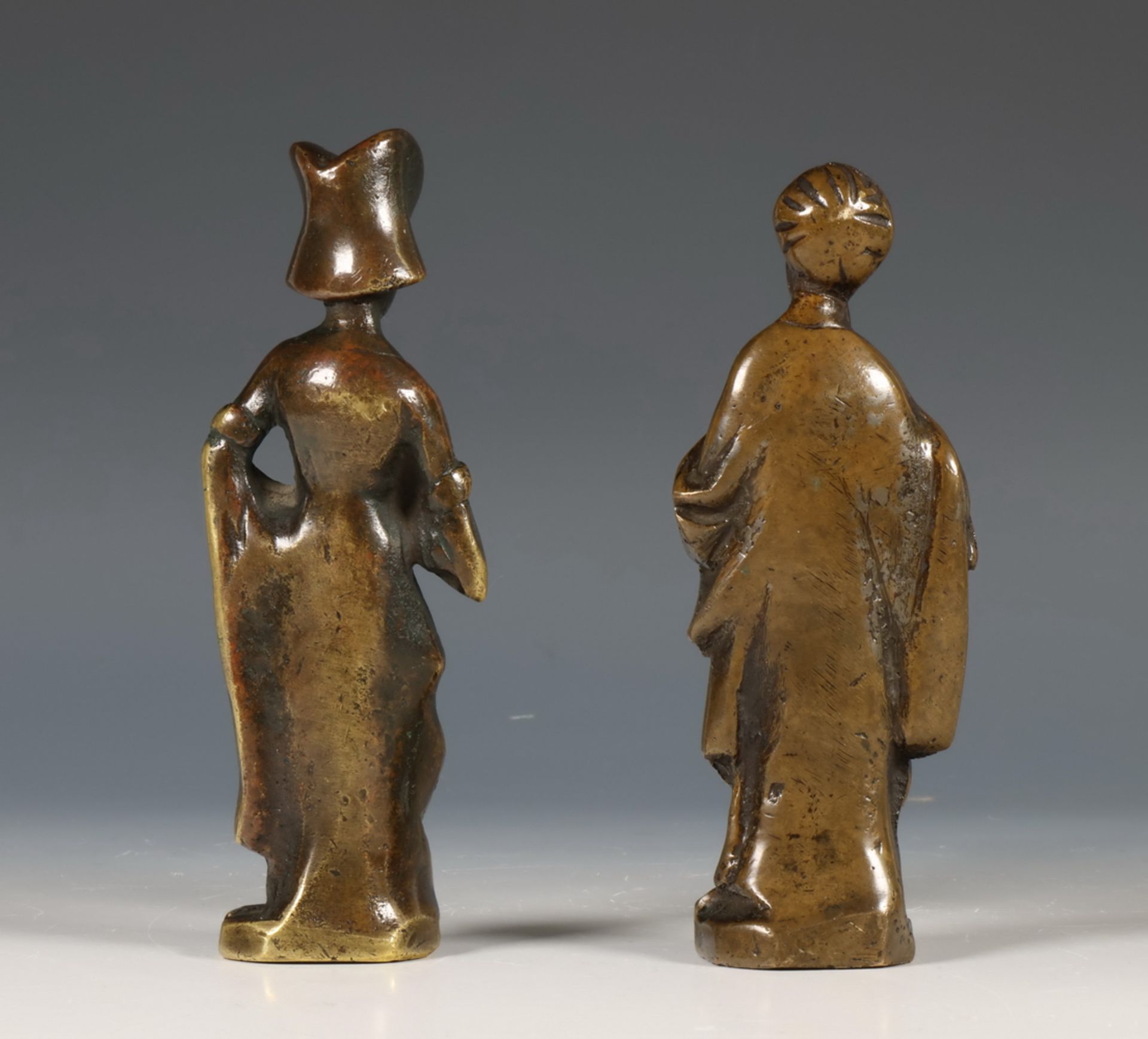 Paar bruin gepatineerd bronzen pleurantes in Middeleeuwse stijl, waarschijnlijk 18e eeuw - Image 3 of 5