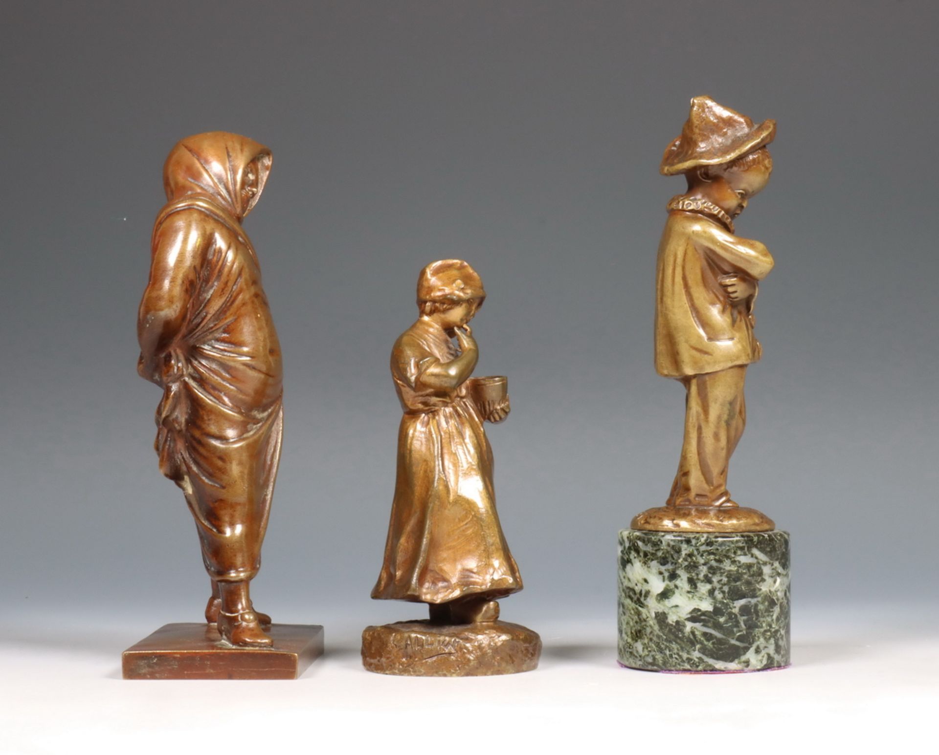 Drie lichtbruin gepatineerd bronzen sculpturen, 19e eeuw, - Image 5 of 7