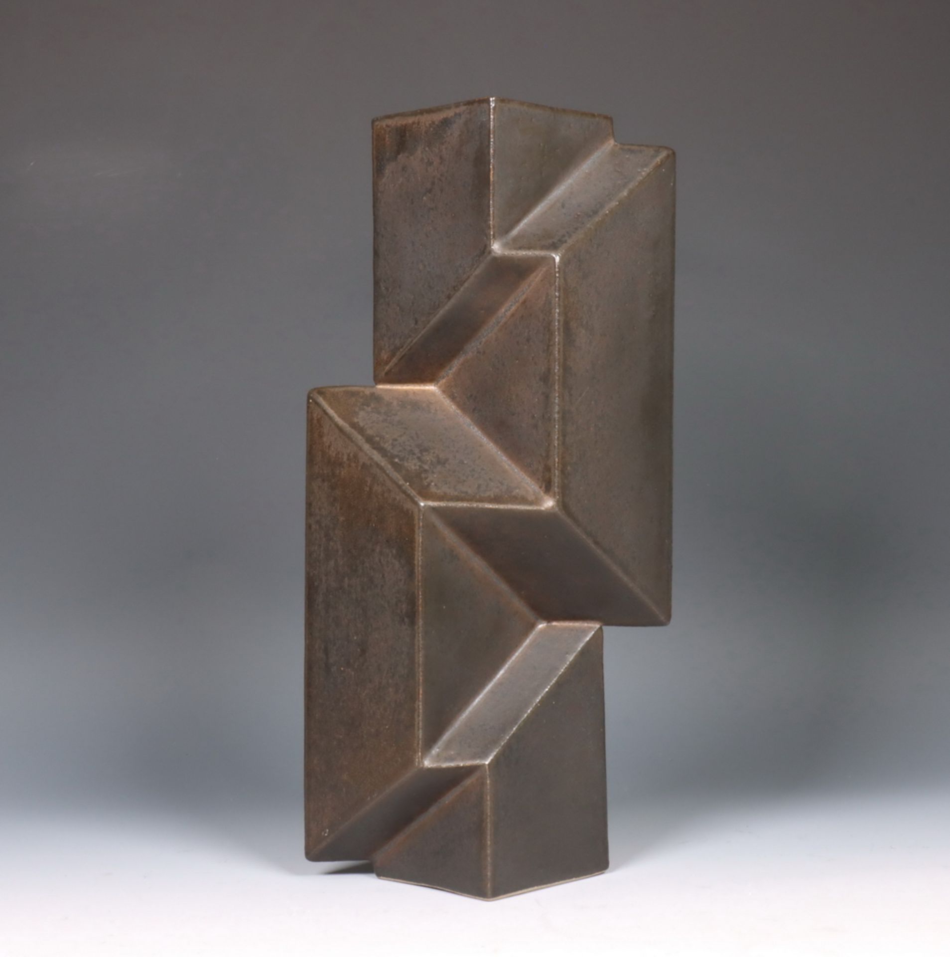 Jan van der Vaart (1931-2000), geometrische zwartgeglazuurde steengoed vaas, 1969.