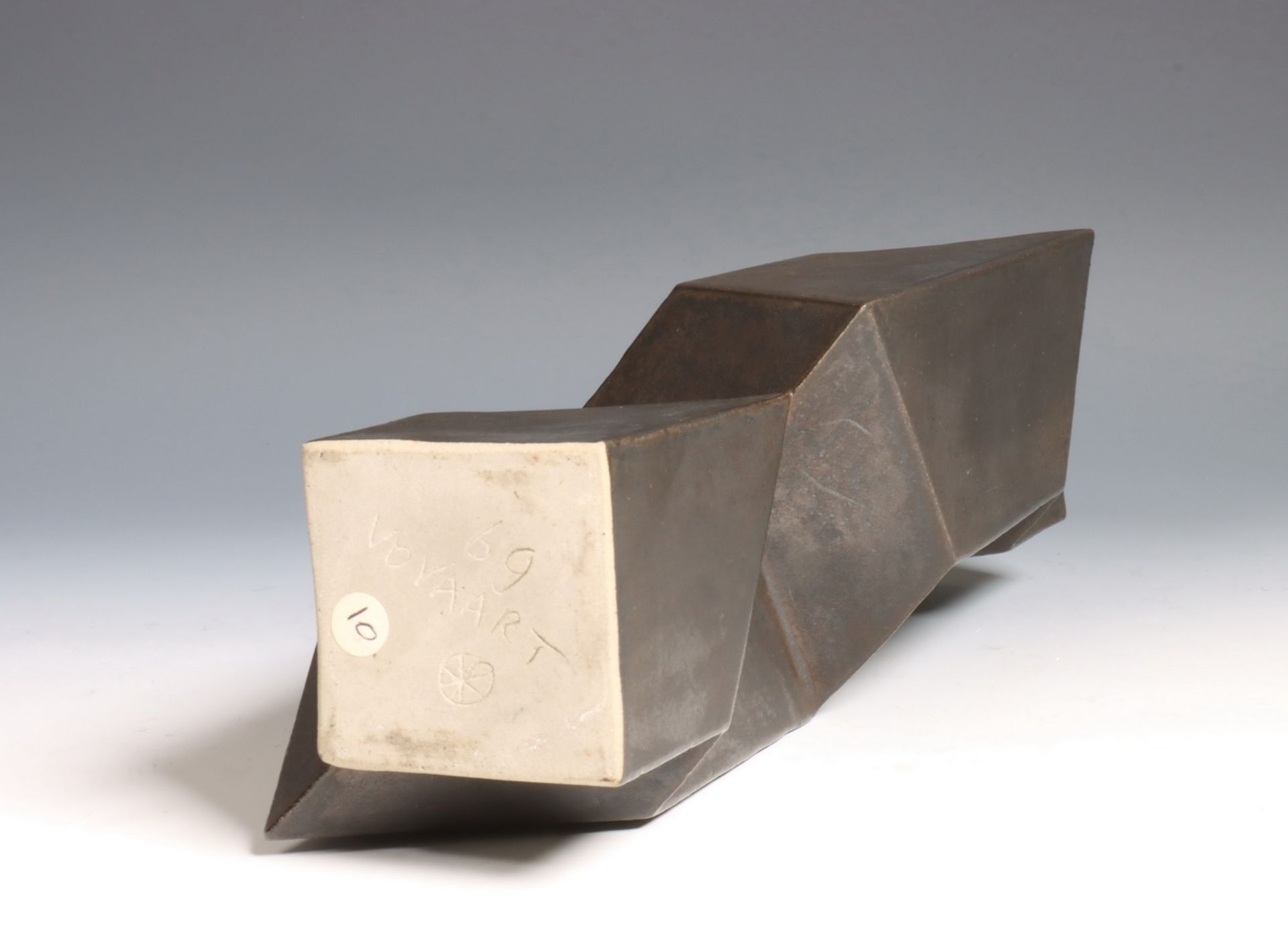 Jan van der Vaart (1931-2000), geometrische zwartgeglazuurde steengoed vaas, 1969. - Bild 3 aus 4