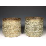 Twee gehamerde en gegraveerde koperen cache pots, ca. 1900,
