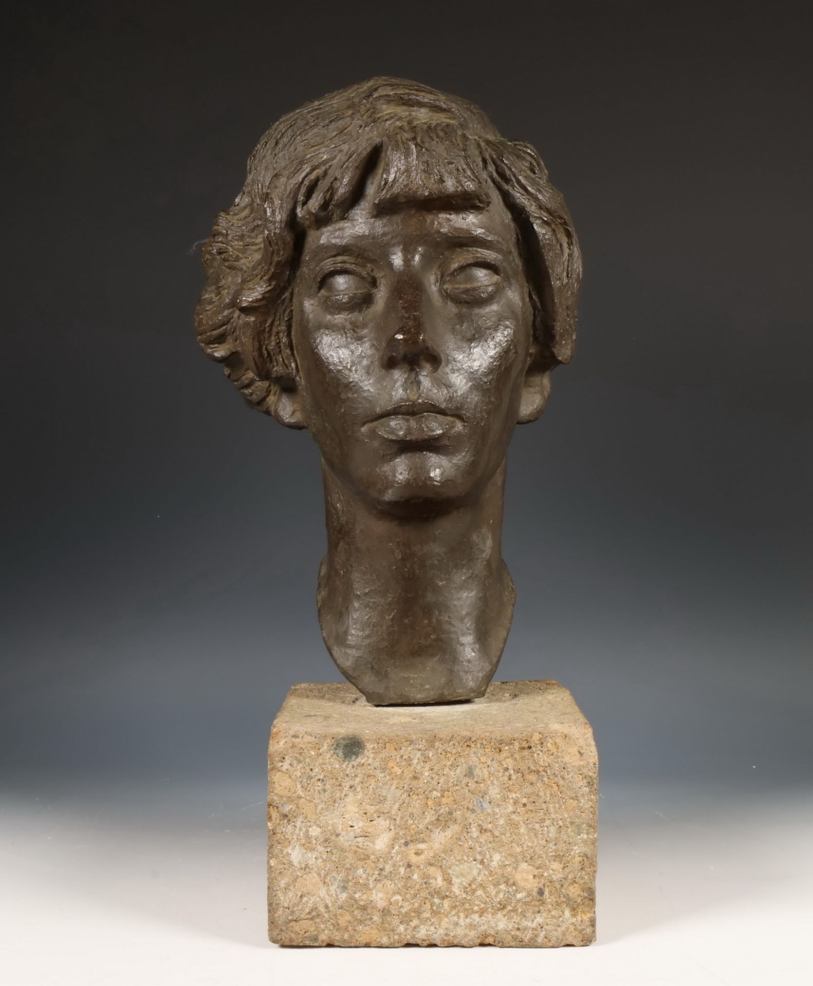 Albert Termote (1887-1978), bruin gepatineerde bronzen vrouwen buste, gedateerd 1926,