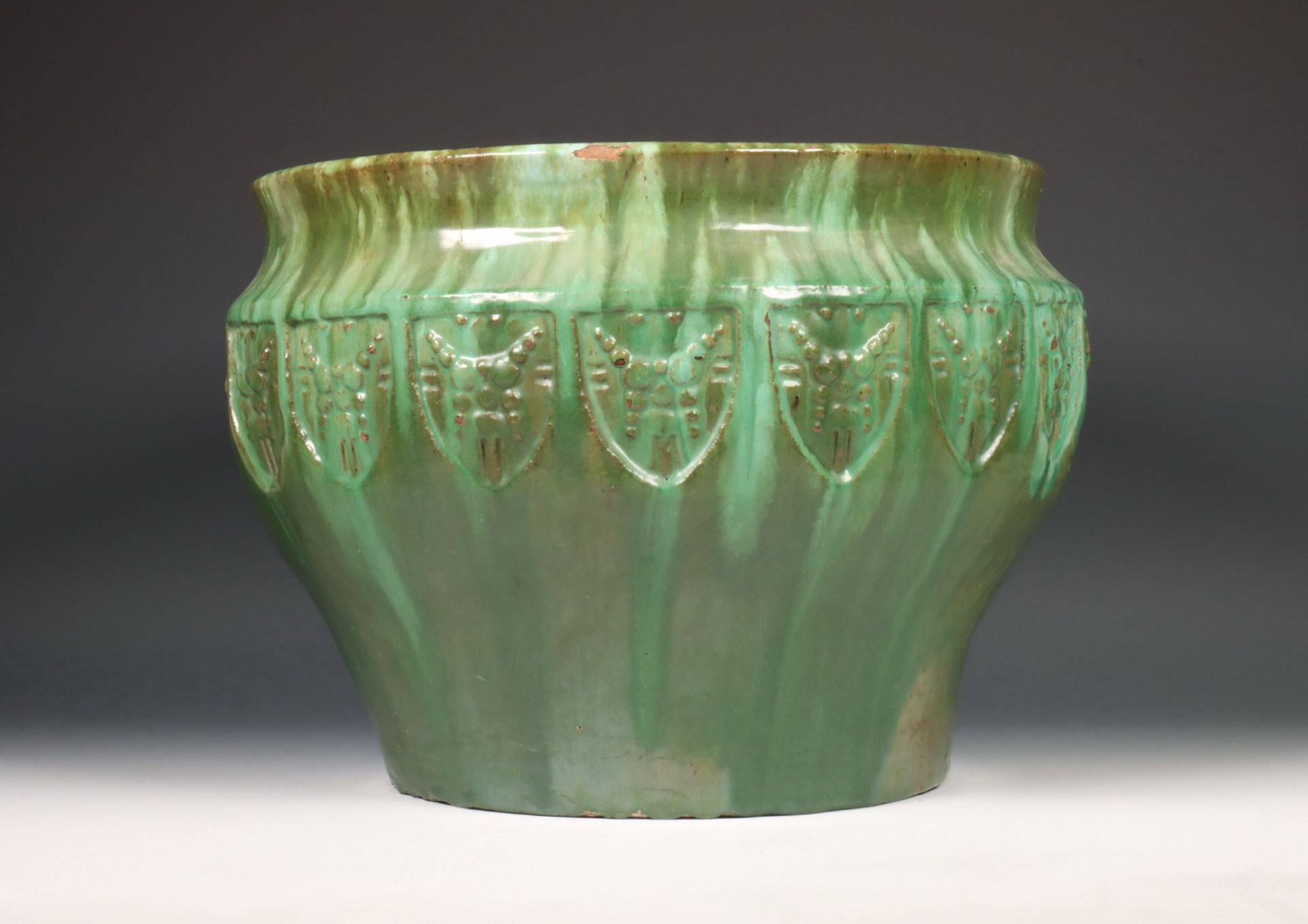 W. C. Brouwer (1877-1933), groen aardewerk cachepot, ca. 1910,