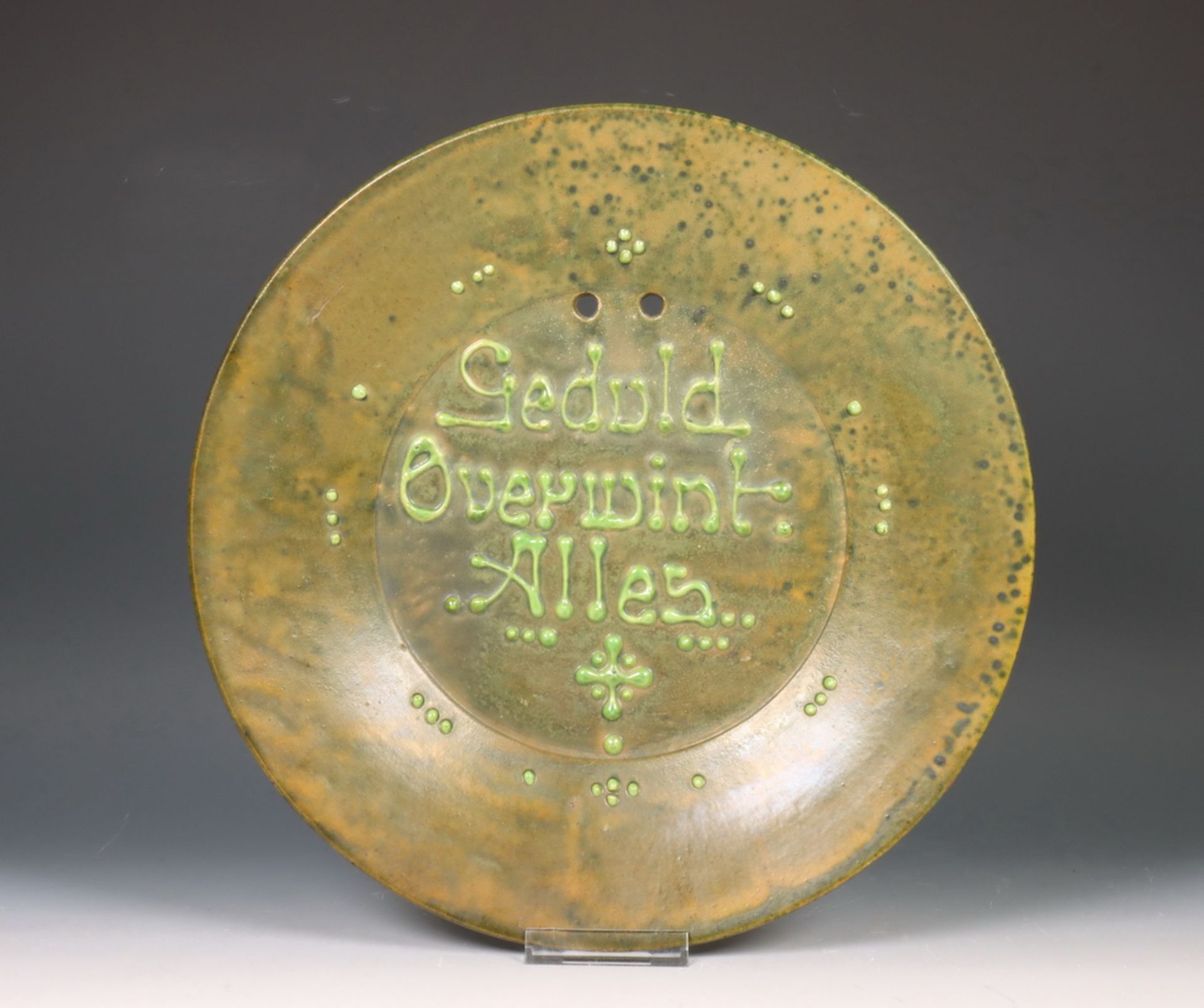 W. C. Brouwer, (1877 - 1933), groen aardewerk spreukenbord, 'Geduld Overwint Alles, ca. 1910,