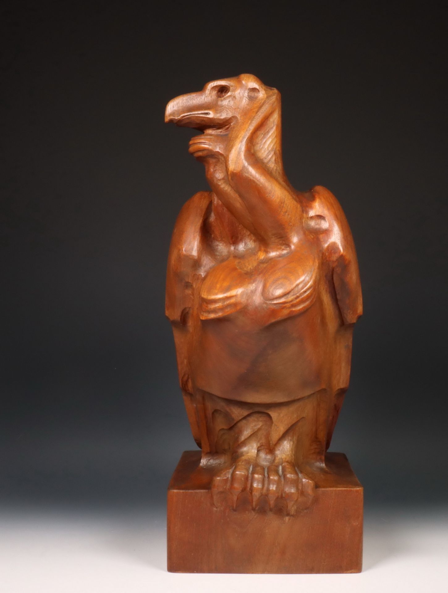 Hardhouten sculptuur voorstellende gier, ca. 1920,