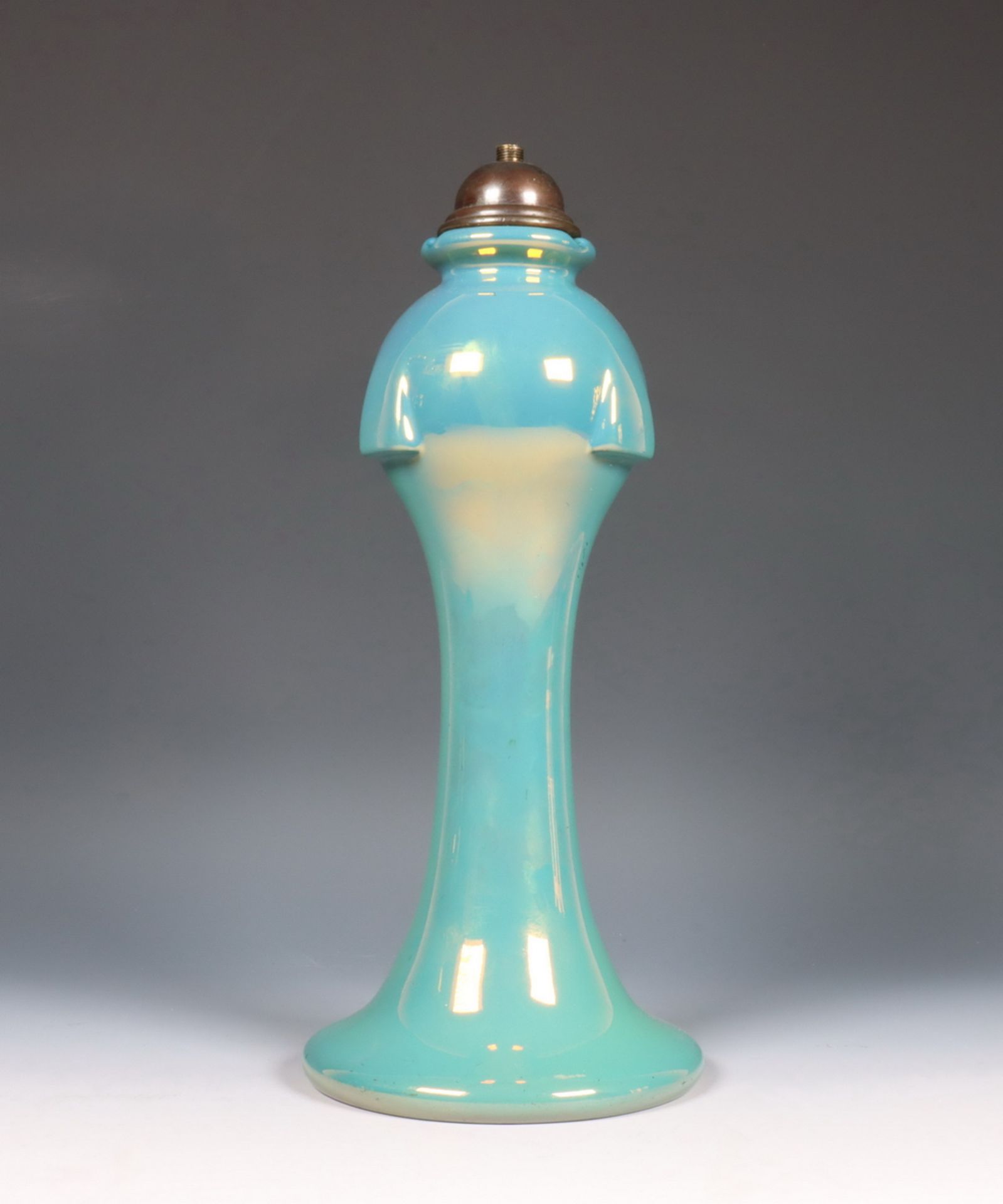 Sint Lukas Utrecht, blauw aardewerk lampvoet met lustglazuur, ca. 1915,