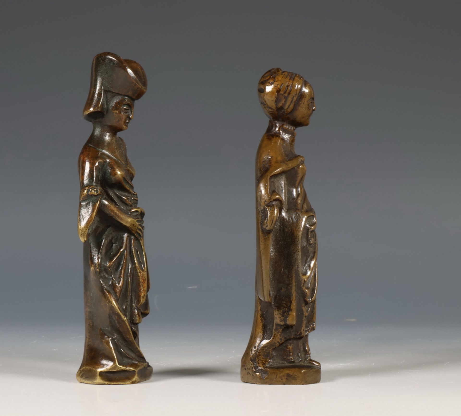 Paar bruin gepatineerd bronzen pleurantes in Middeleeuwse stijl, waarschijnlijk 18e eeuw - Image 4 of 5