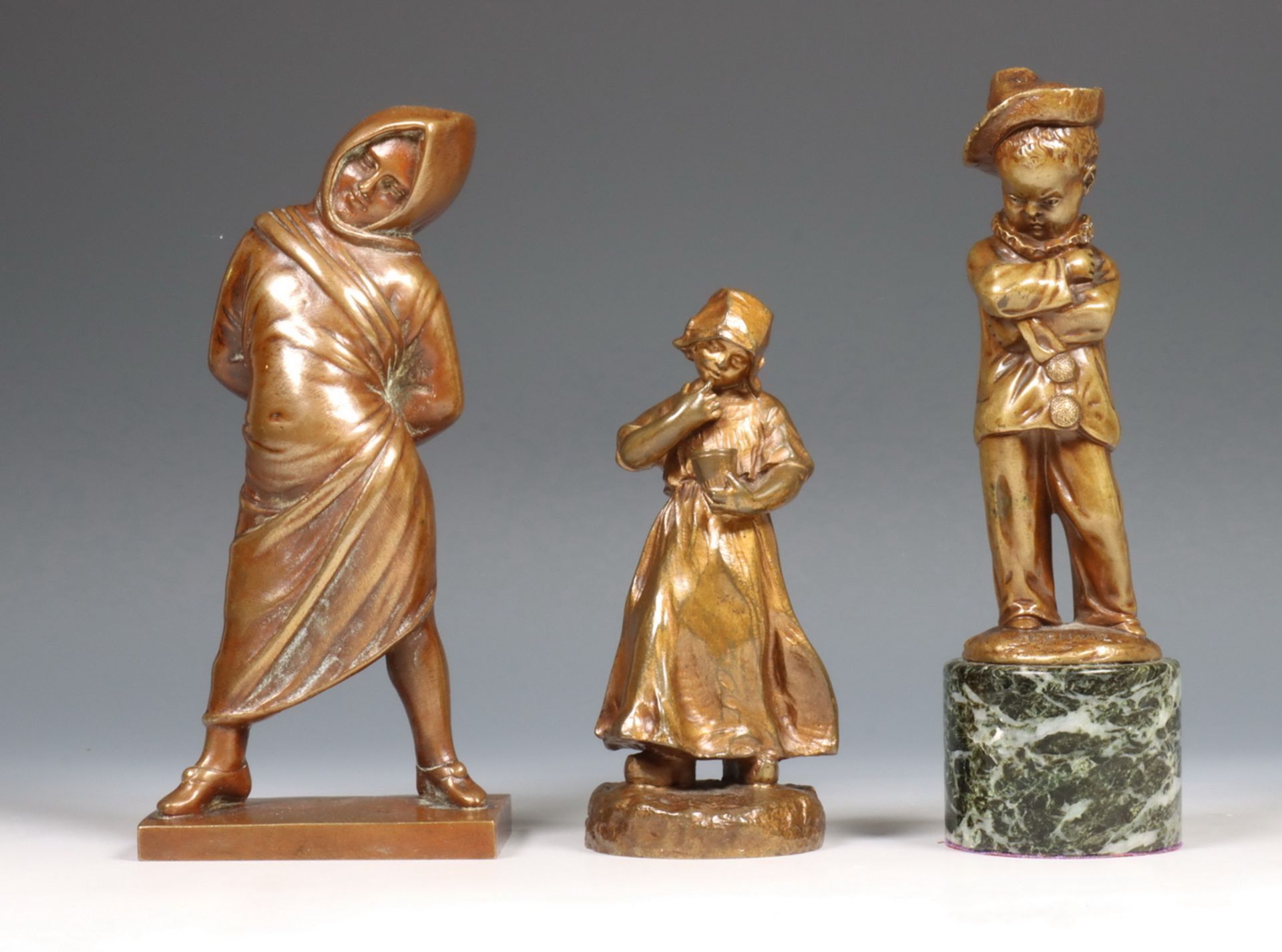 Drie lichtbruin gepatineerd bronzen sculpturen, 19e eeuw,