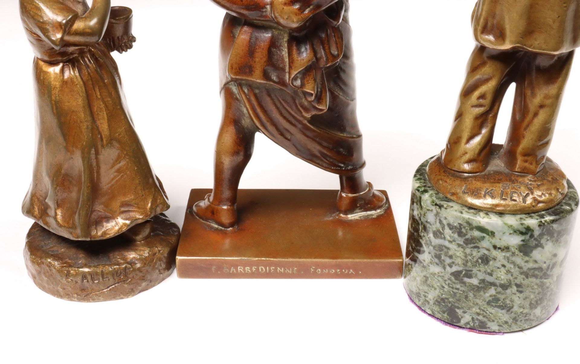 Drie lichtbruin gepatineerd bronzen sculpturen, 19e eeuw, - Image 2 of 7
