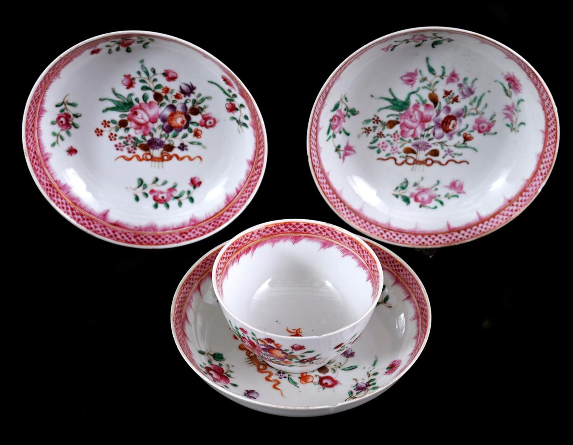 Famille Rose porcelain cups and saucers with floral decor - Bild 3 aus 7