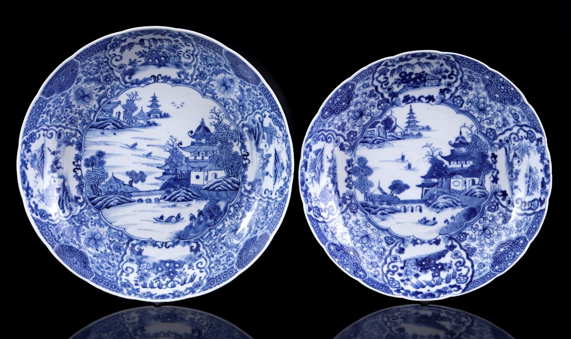 2 porcelain dishes with contoured rim 