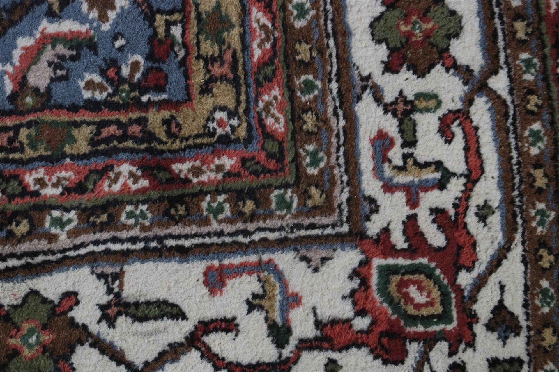 Hand-knotted wool carpet with Oriental decor - Bild 3 aus 4